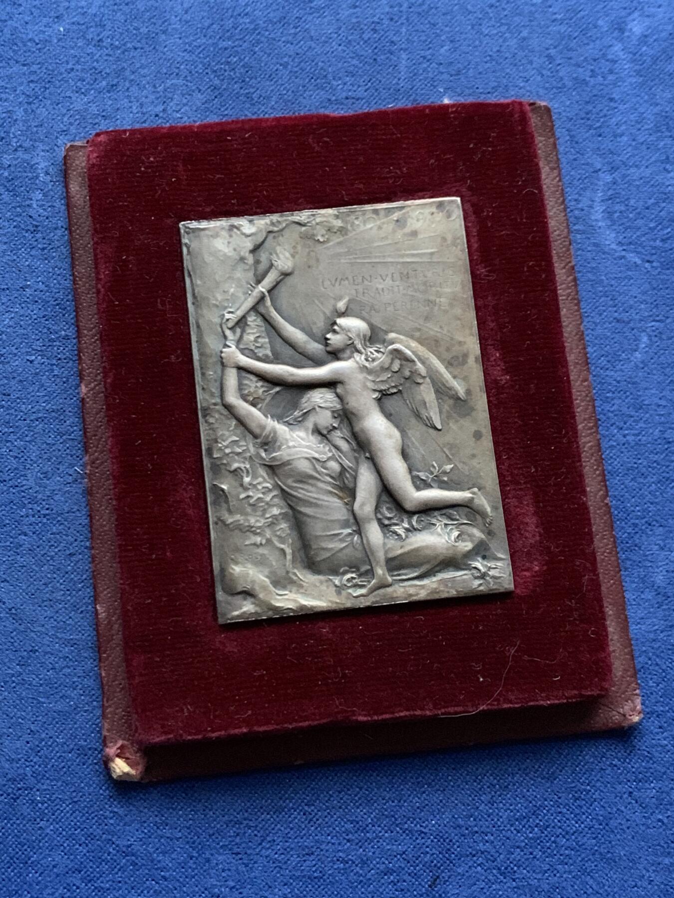 《竞宝斋》第450场 周日，周一，周二  3场连拍 （全场包邮，欢迎送拍） 名家奥斯卡罗蒂作品 1900年世博会镀银铜质方章 35.5克 35.8*50.8mm 丰饶角铜标 带原盒 高浮雕 好品