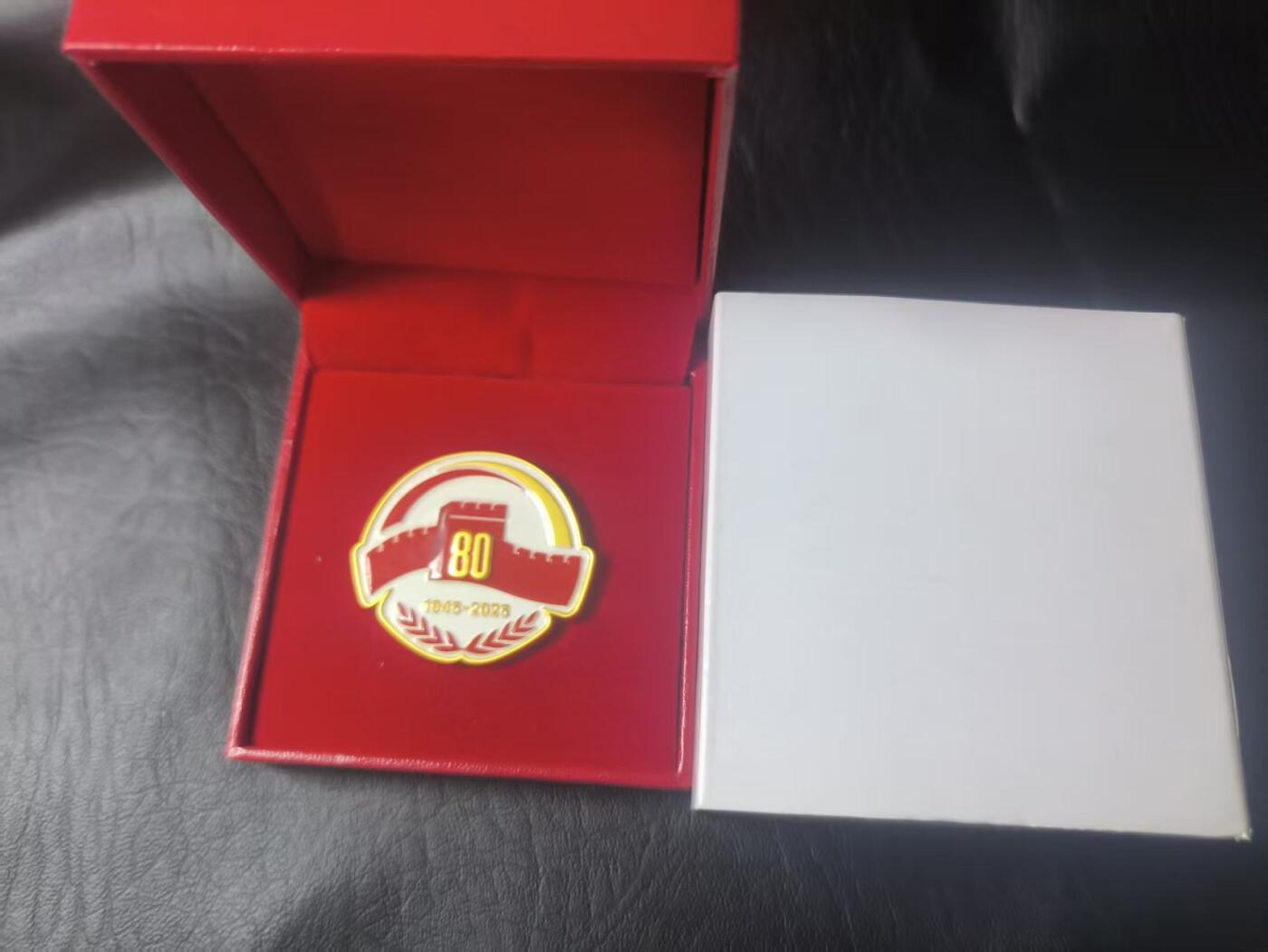 罗岚⭐爱藏⭐甄选专拍第二场-分享拍场赚佣（实体店在建中···） 抗日战争胜利八十周年纪念徽章 带盒一套