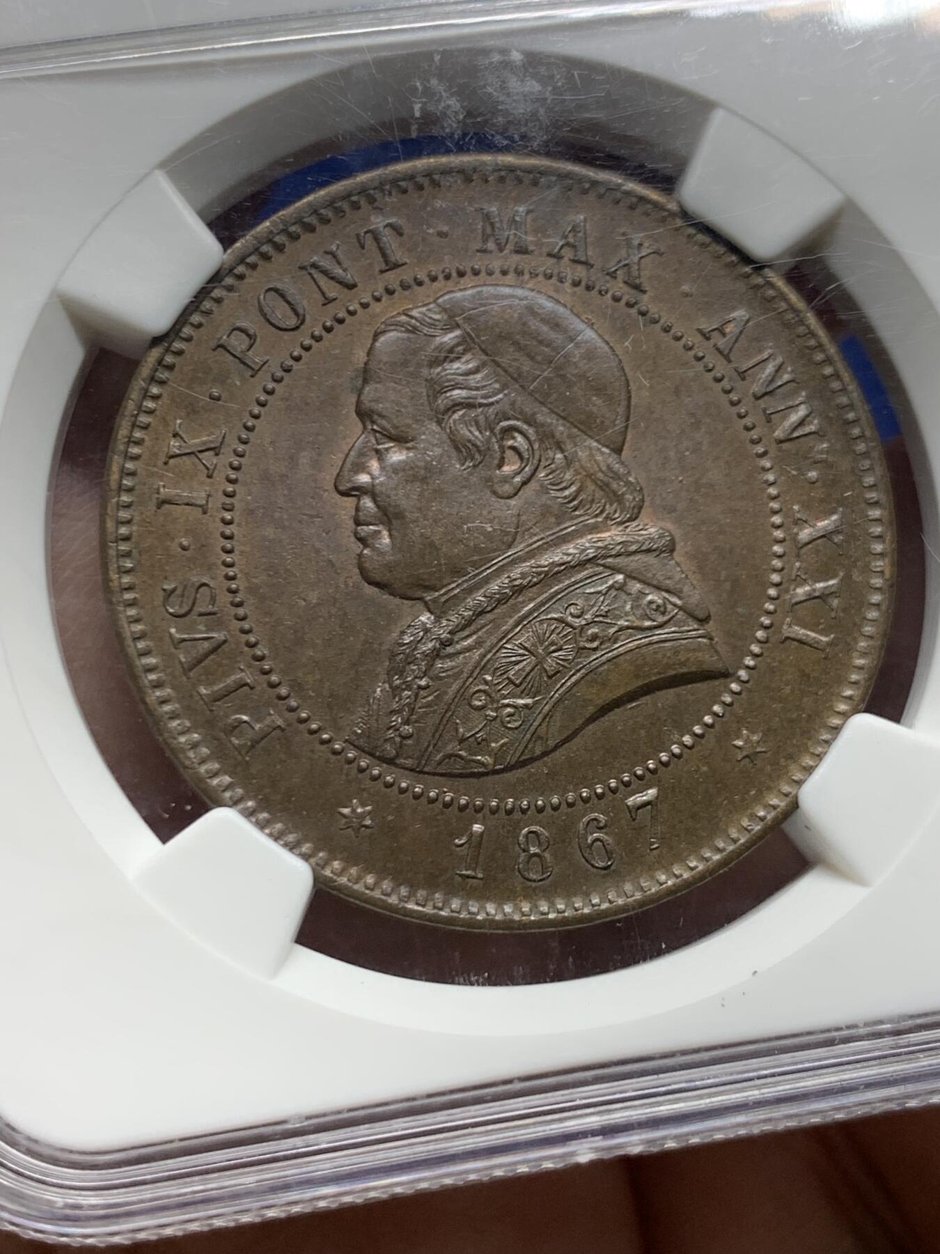 《竞宝斋》第450场 周日，周一，周二  3场连拍 （全场包邮，欢迎送拍） NGC MS63BN 亚军分 教皇国1867年4索尔都大铜币，手感厚重的大铜，流通充分，高分不易。此枚铜光犹存，发丝细节全深打，状态很好。NGC老盒严评，更高仅有1枚