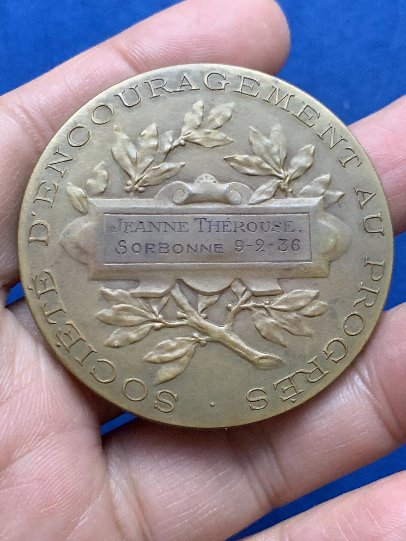 《竞宝斋》第450场 周日，周一，周二  3场连拍 （全场包邮，欢迎送拍） 法国进步鼓励协会铜章 女神侧像 三角边铭 54.65克 49.6mm