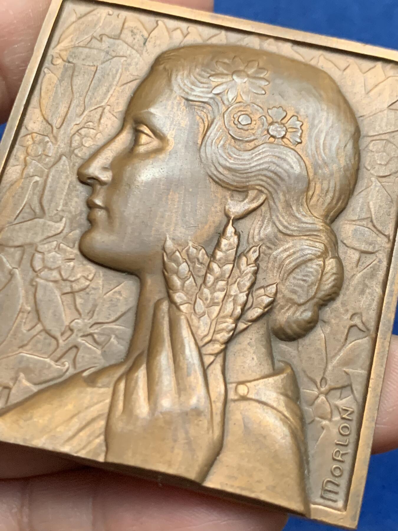 《竞宝斋》第450场 周日，周一，周二  3场连拍 （全场包邮，欢迎送拍） 名家莫隆作品 法国农业部纪念铜章 139.7克 56*64.8mm 1966 丰饶角铜标