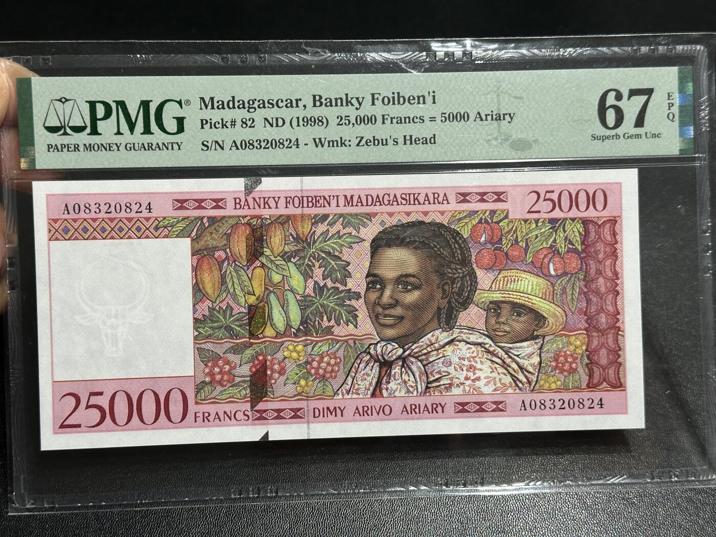 《外钞收藏家》第五百九十六期（精品大拍场）（本平台长期征集拍品、欢迎藏友们联系合作） 马达加斯加1998年25000法郎/5000阿里阿鲁PMG67（A版）