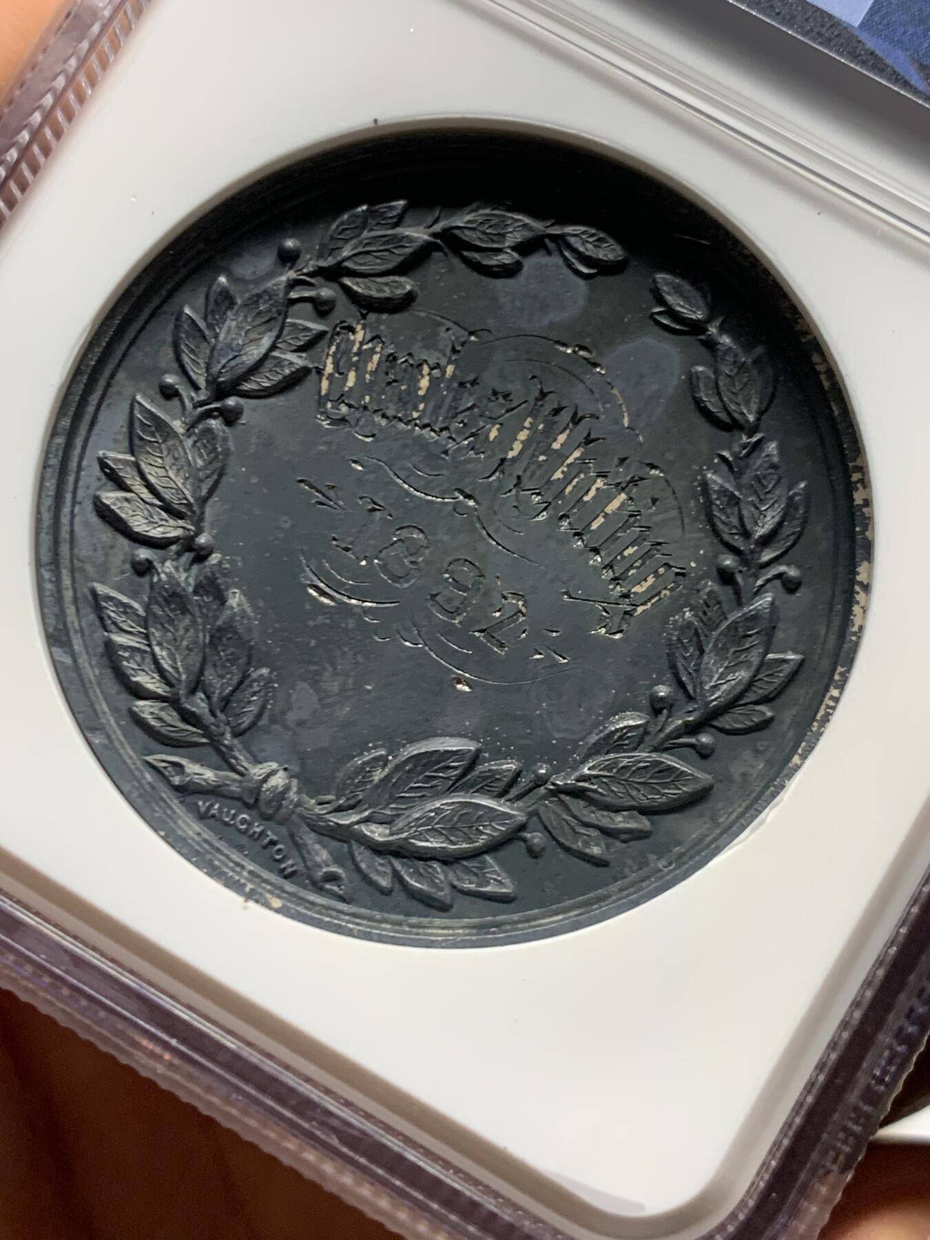 《竞宝斋》第450场 周日，周一，周二  3场连拍 （全场包邮，欢迎送拍） NGC UNCD 英国1892年伦敦摄影展纪念银章，自然氧化包浆还是特别漂亮，原汁原味。39mm，加厚盒。