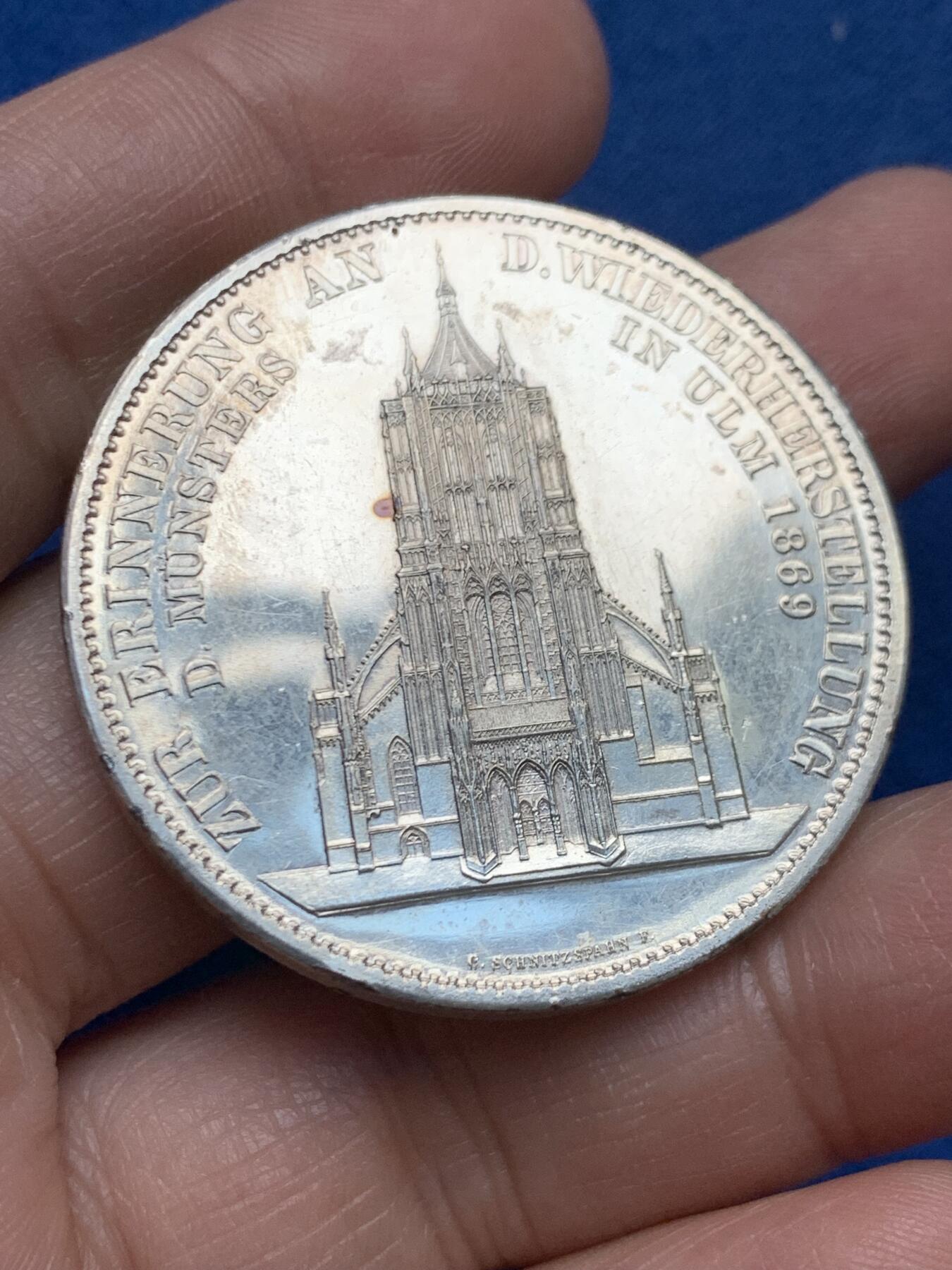《竞宝斋》第450场 周日，周一，周二  3场连拍 （全场包邮，欢迎送拍） 德国符腾堡乌尔姆大教堂镀银纪念章，41.2mm，31.25克，镀层极美，强镜面效果，非常漂亮的热门教堂景观，细节见图