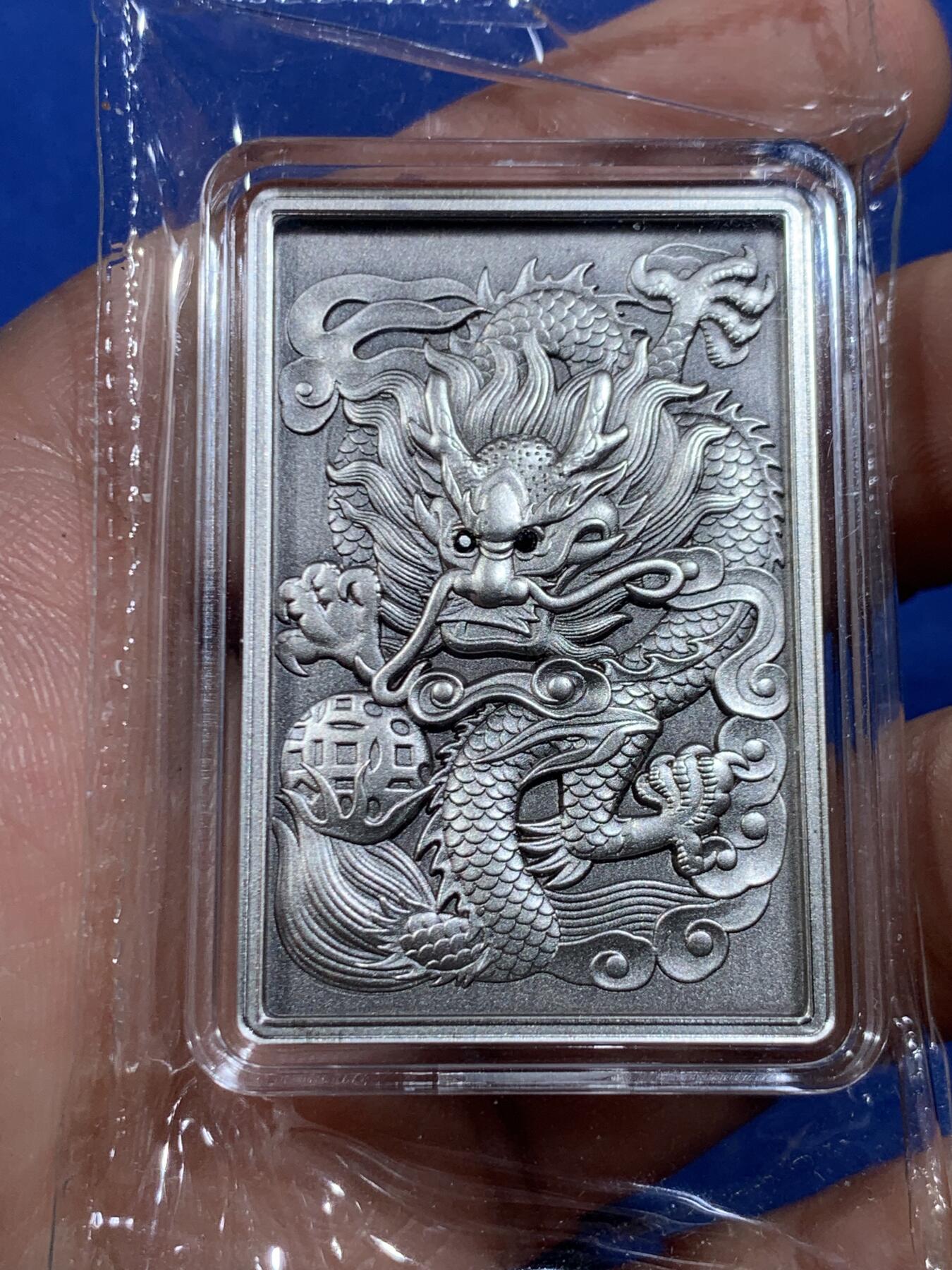 《竞宝斋》第450场 周日，周一，周二  3场连拍 （全场包邮，欢迎送拍） 两枚一组 吉祥龍鳳方型紀念章，硫化古银+纯铜，吉祥龙凤铜章（铜硫化古银），规格30*45mm，眼睛处镶嵌红宝石，中国钱币发行，发行量999枚，有证书。