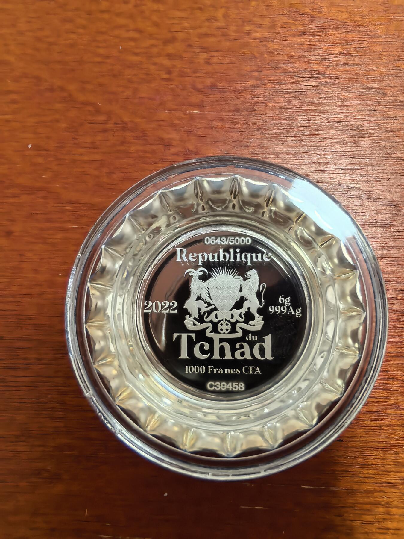 长老汇蛇年精选第八十六场拍卖 2022乍得梵高1000法郎彩色瓶盖精制银币，盒证全