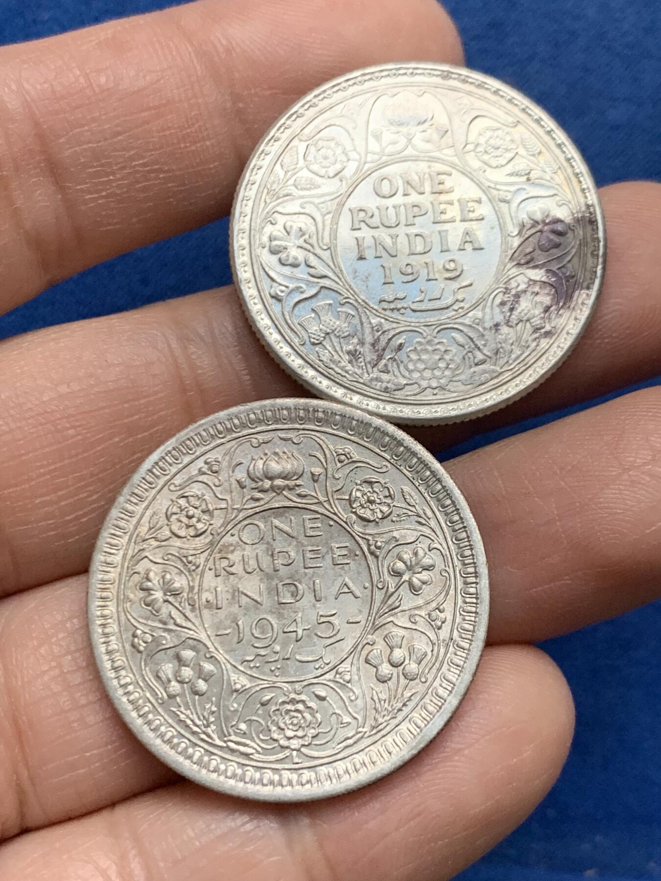 《竞宝斋》第450场 周日，周一，周二  3场连拍 （全场包邮，欢迎送拍） 两枚一组 英属印度 1919年乔五+1945年乔六 1卢比银币