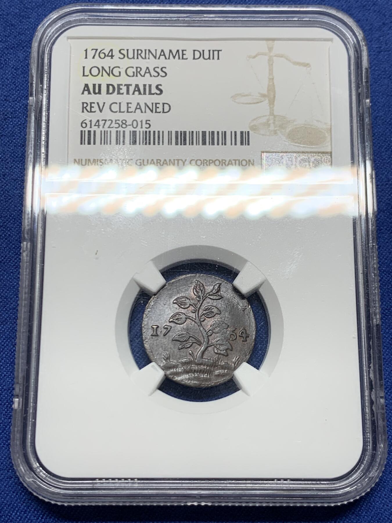 《竞宝斋》第450场 周日，周一，周二  3场连拍 （全场包邮，欢迎送拍） NGC AUD 荷属苏里南 1764年 1杜伊特 铜币 极美原铜光 相对少见的LONG GRASS版 仅单年发行 稀缺品种