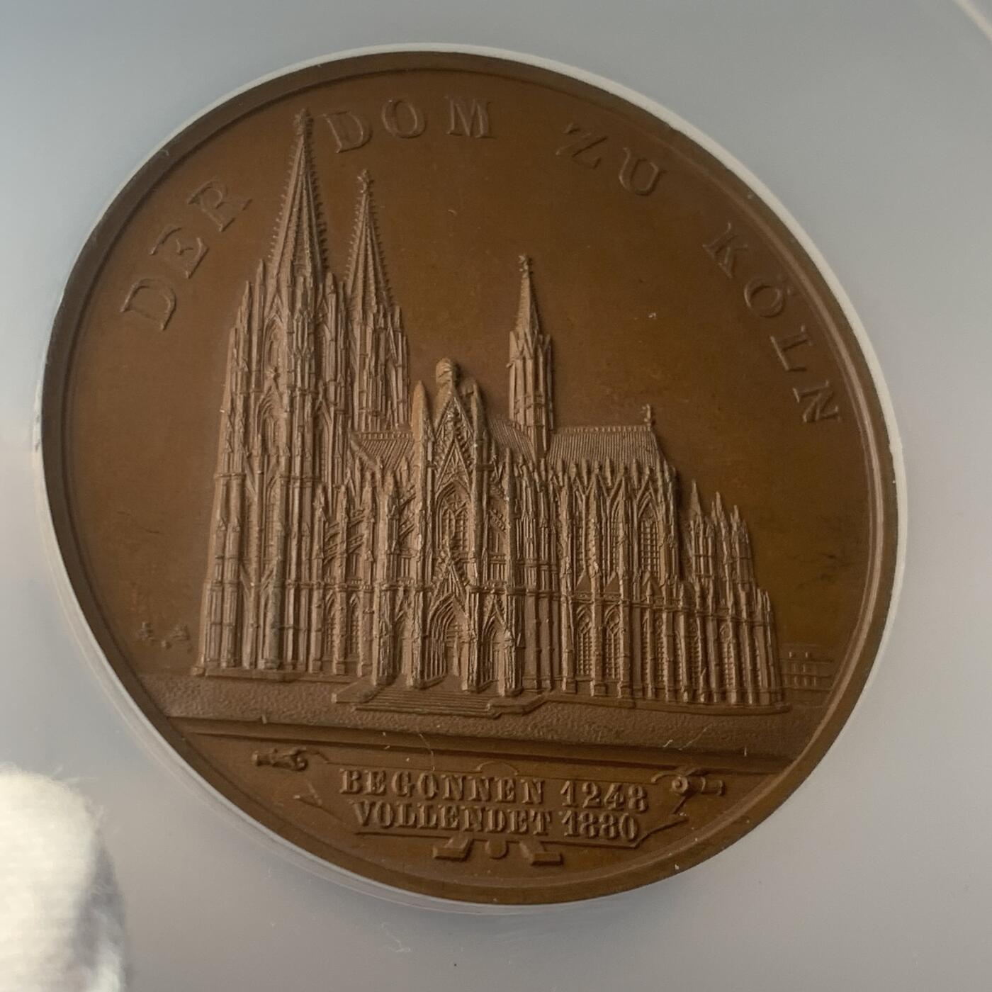 掌中浮雕-藏着的欧洲第047场 NGC MS64 : 1880年德国科隆大教堂竣工铜章，正面图案为耶稣诞生和东方三博士礼拜，50mm