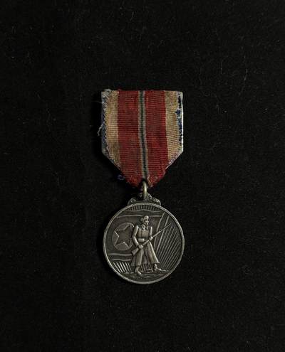 欢庆元旦！戎马世界章牌大赏第109期元旦大拍 - 朝鲜军功奖章，银制，苏联代工版，上挂有破损