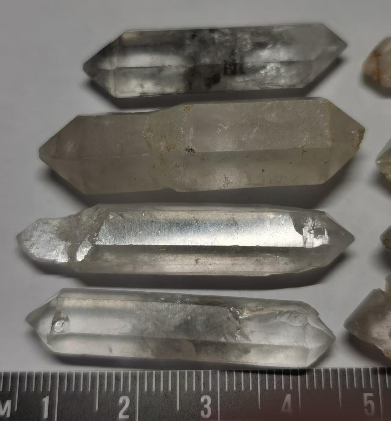 七河·世界钱币杂件水晶矿标小拍（总第31期） 藏家出品 X672（4） 周正双尖长条 云贵闪灵水晶原石 一组8件 本件拍品由合作藏家邮寄