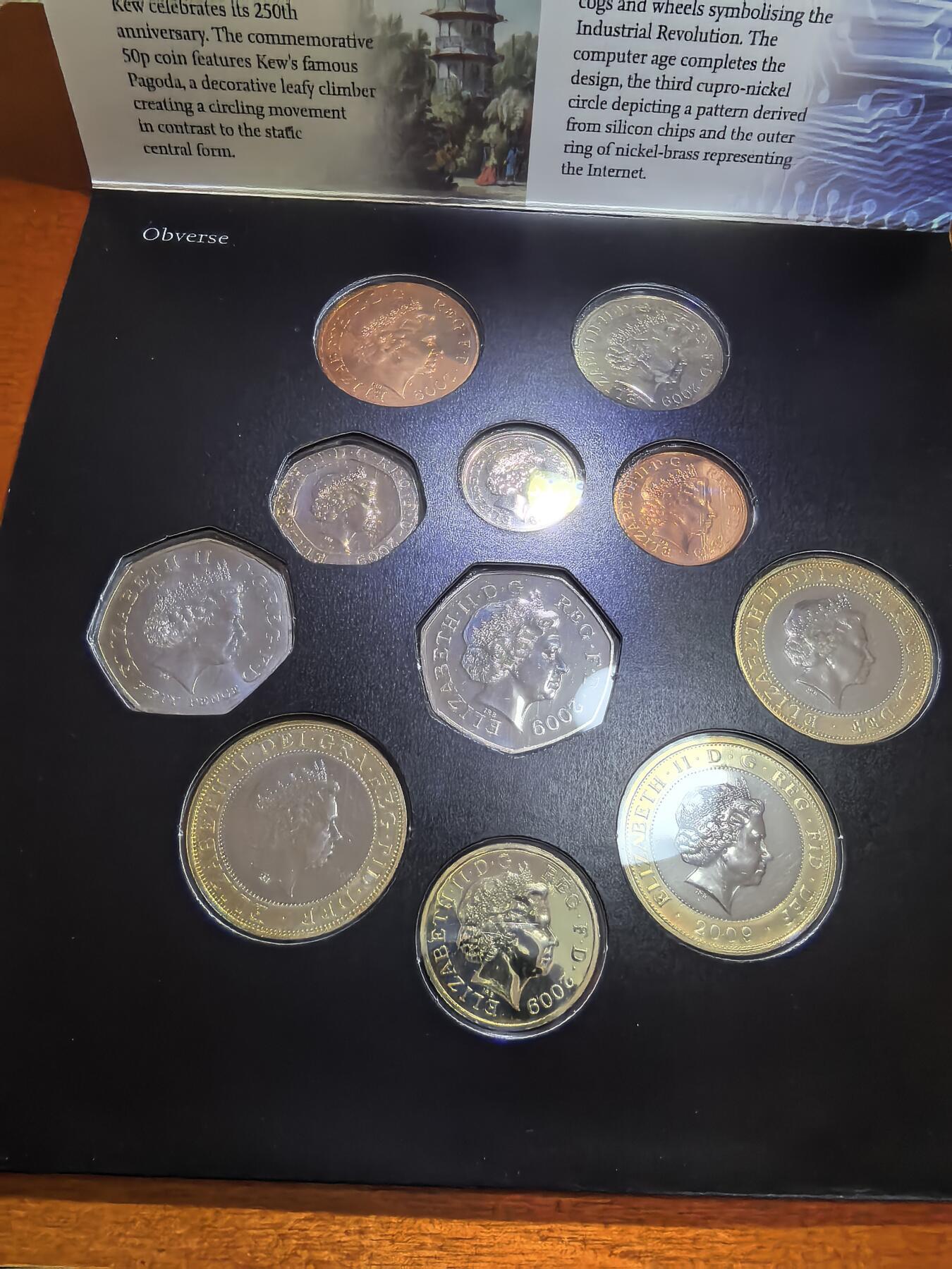 长老汇蛇年精选第八十六场拍卖 2009英国精制币12枚，盒证全，含大热门邱园50便士，普制币套装市场价大约2900元，邱园中国塔灵感来自南京大报恩寺