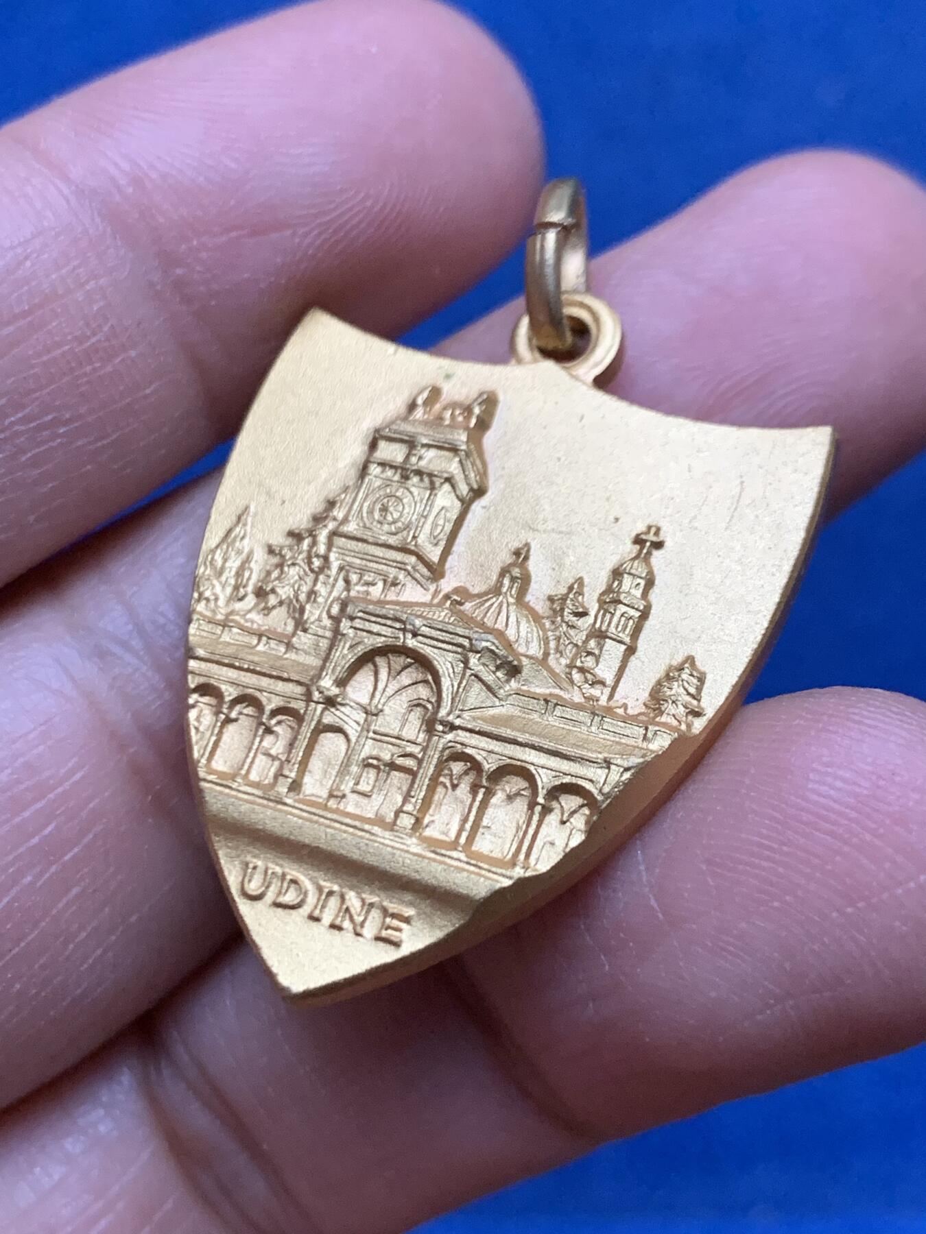 《竞宝斋》第450场 周日，周一，周二  3场连拍 （全场包邮，欢迎送拍） 意大利犬业协会盾型镀金奖章 国际犬展纪念章 11.9克 最高处约34.7mm 景观高浮雕 非常漂亮