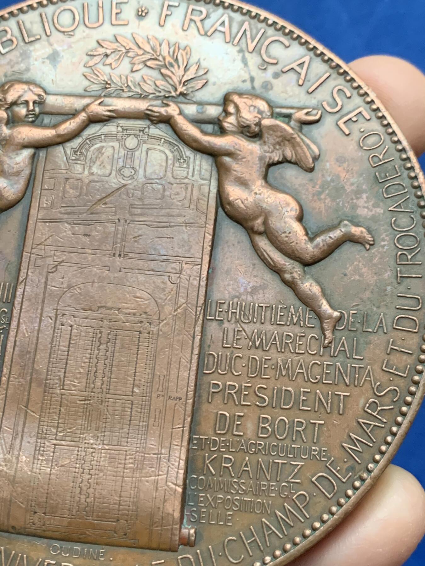 《竞宝斋》第450场 周日，周一，周二  3场连拍 （全场包邮，欢迎送拍） 法国1878年巴黎世博会大铜章 298.6克 86.3mm 烟斗铜标