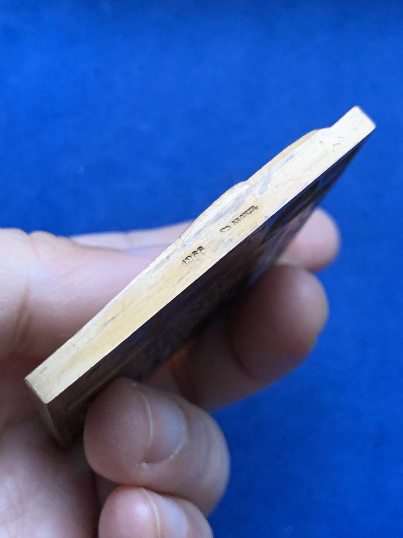 《竞宝斋》第450场 周日，周一，周二  3场连拍 （全场包邮，欢迎送拍） 名家莫隆作品 法国农业部纪念铜章 139.7克 56*64.8mm 1966 丰饶角铜标