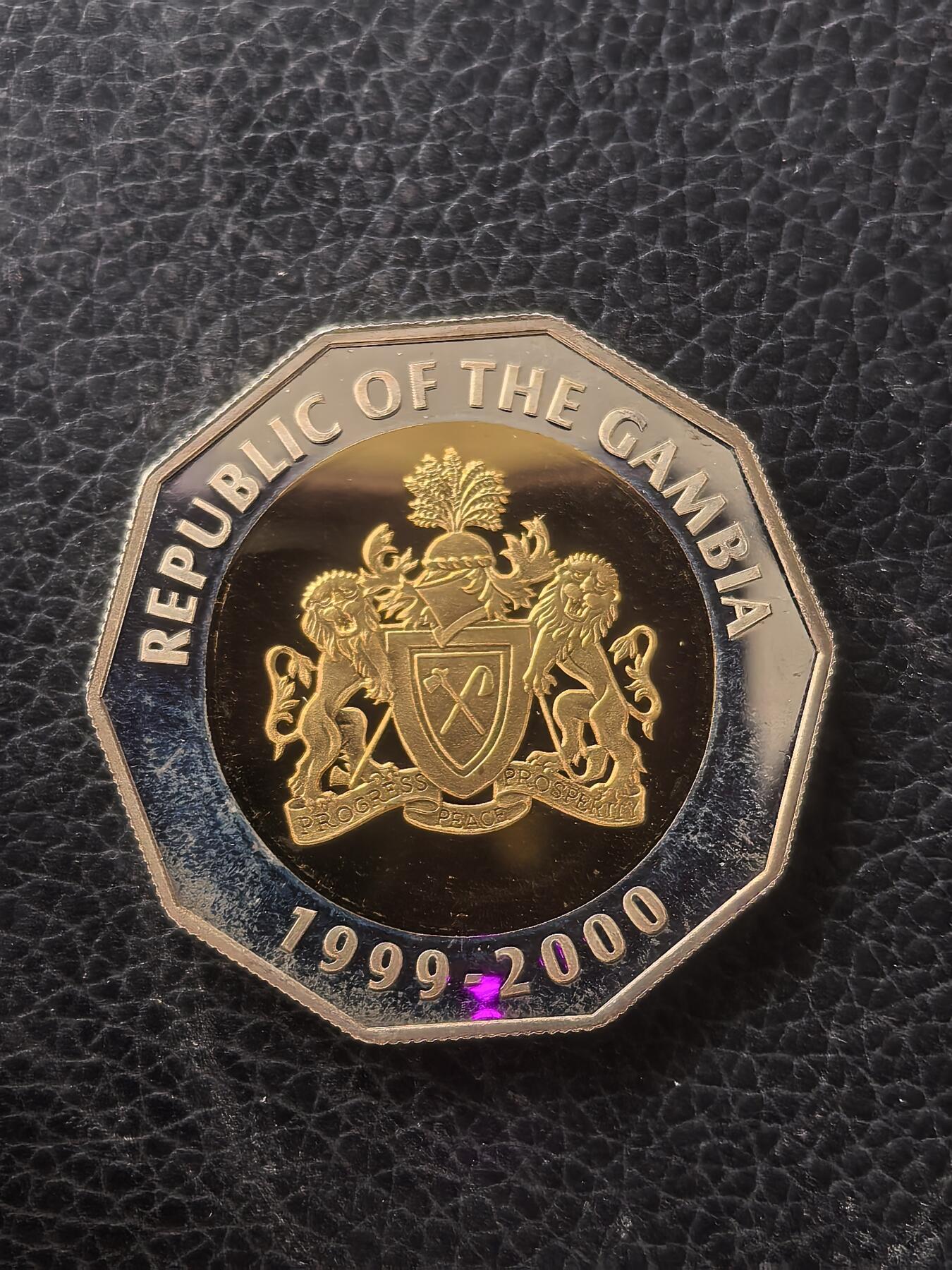 道一币馆币章第一百六十一场 冈比亚2000年进入千禧年2000达拉西双色镶嵌纪念币