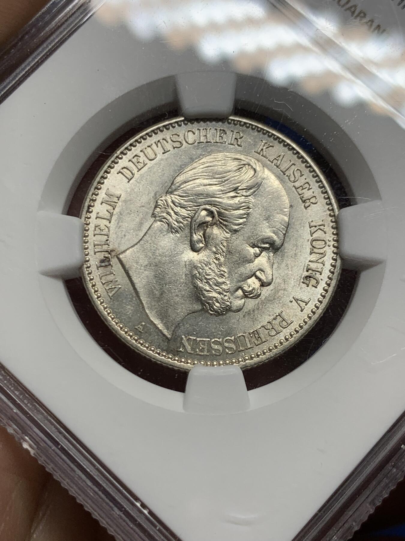 《竞宝斋》第450场 周日，周一，周二  3场连拍 （全场包邮，欢迎送拍） NGC UNCD 德国 1876A 普鲁士 威廉一世皇帝 2马克 银币 德意志第二帝国早期银币，数量稀少，可惜有一处小缺陷