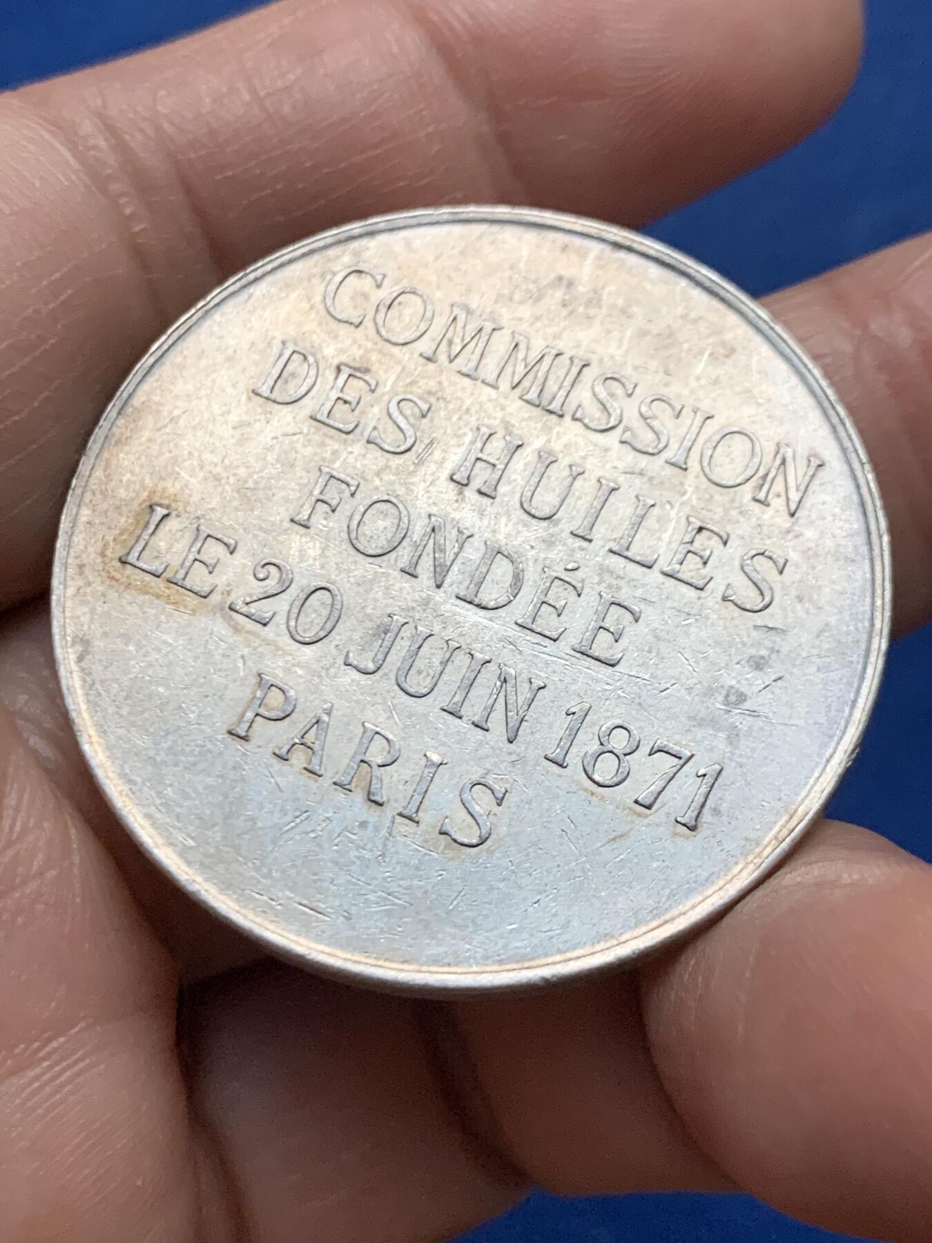 《竞宝斋》第450场 周日，周一，周二  3场连拍 （全场包邮，欢迎送拍） 法国巴黎油业委员会纪念银章，半裸女神手持蛇杖坐在油桶上，丰饶角AR，20.75克，38mm