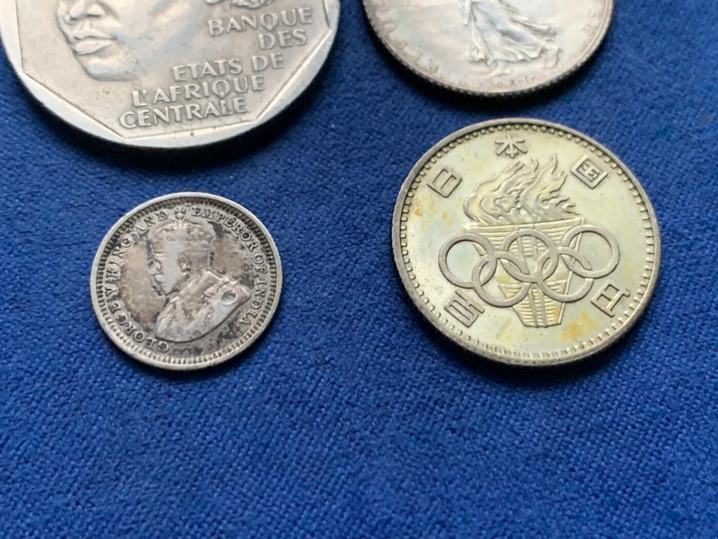 《竞宝斋》第450场 周日，周一，周二  3场连拍 （全场包邮，欢迎送拍） 四枚一组 英属印度1926爱七5分银币+日本昭和39年小奥银币+法国1914年行走女神1法郎银币+中非货币联盟1998年500法朗