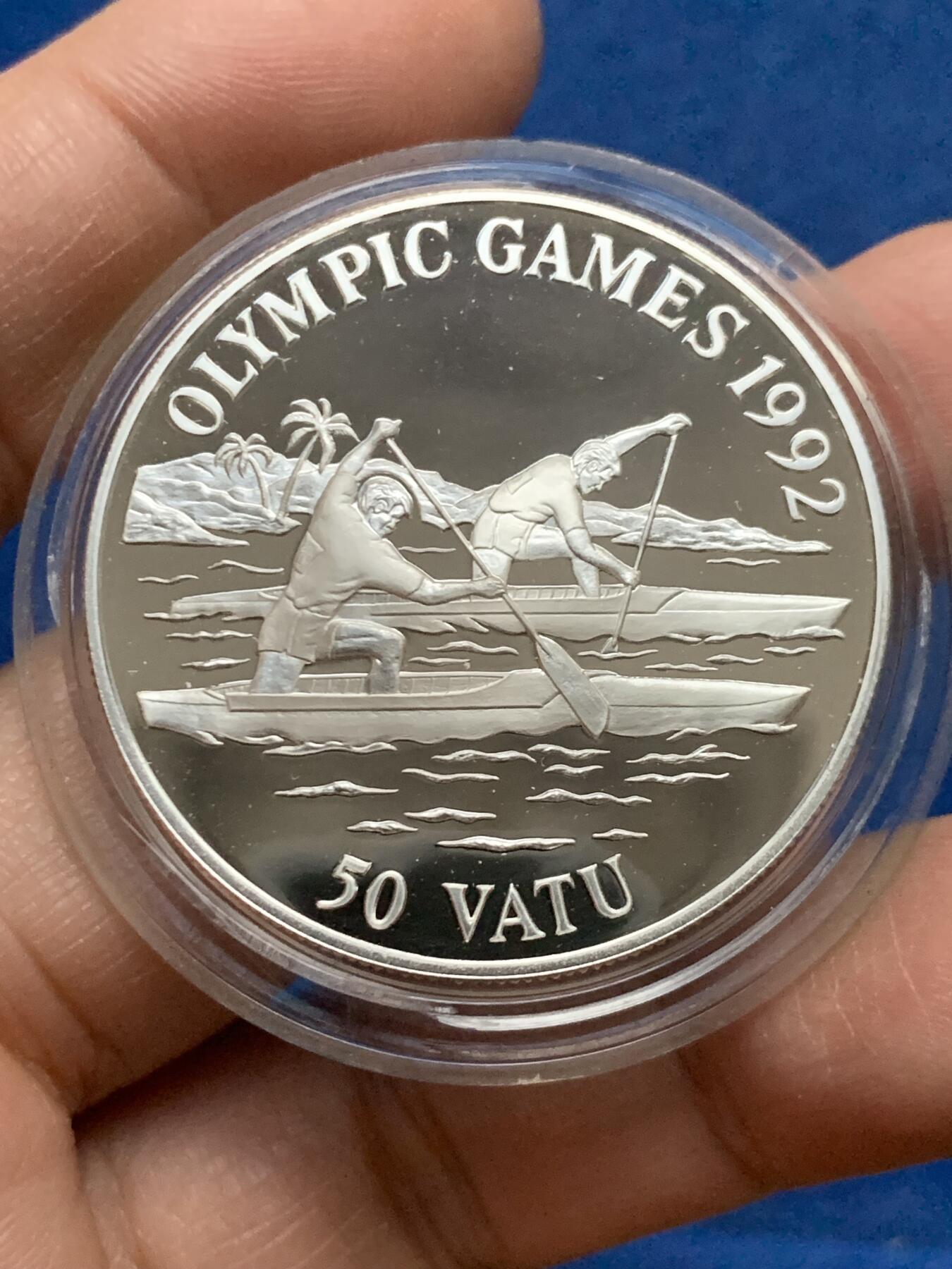 《竞宝斋》第450场 周日，周一，周二  3场连拍 （全场包邮，欢迎送拍） 瓦努阿图1992年巴塞罗那奥运会-50瓦图大银币 31.3g 925银