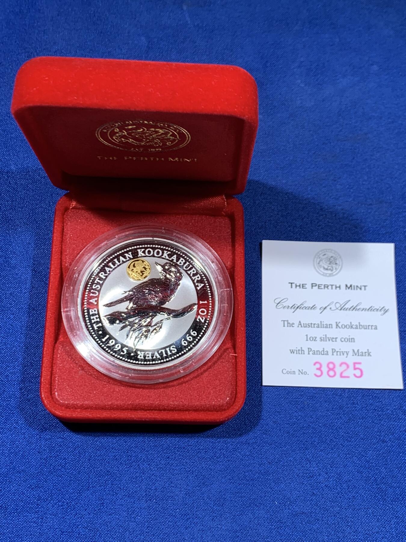 《竞宝斋》第450场 周日，周一，周二  3场连拍 （全场包邮，欢迎送拍） 澳大利亚 1995年 笑翠鸟 熊猫镶嵌银币 含纯银1盎司999银，金猫重0.5克黄金，发行1万枚，为北京国际钱币邮票展而发行 原盒证