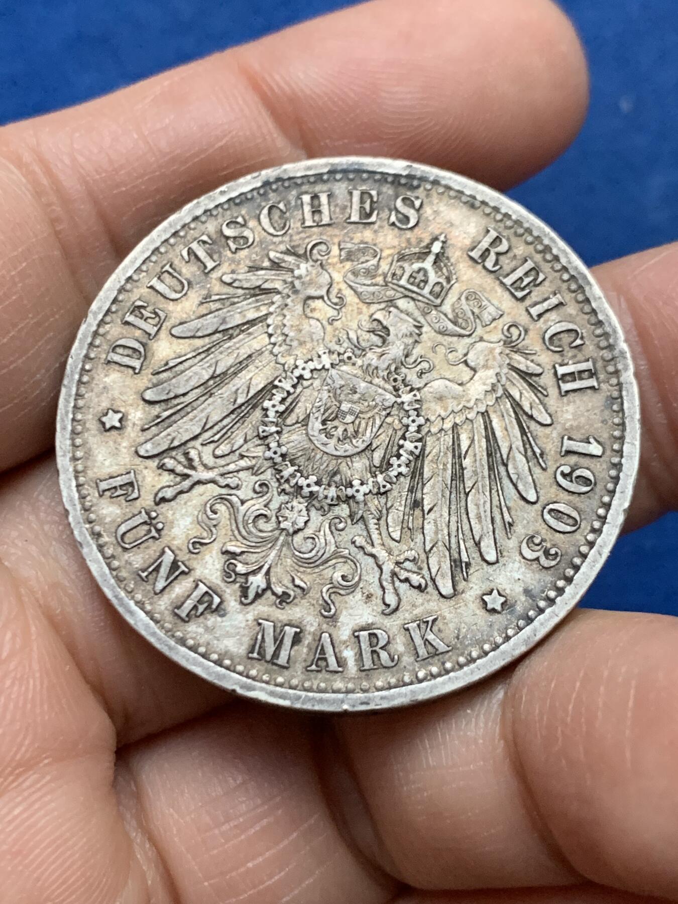 《竞宝斋》第450场 周日，周一，周二  3场连拍 （全场包邮，欢迎送拍） 德国1903年巴登5马克银币，正面大公弗里德里希一世侧像。原味包浆，边铭深打。