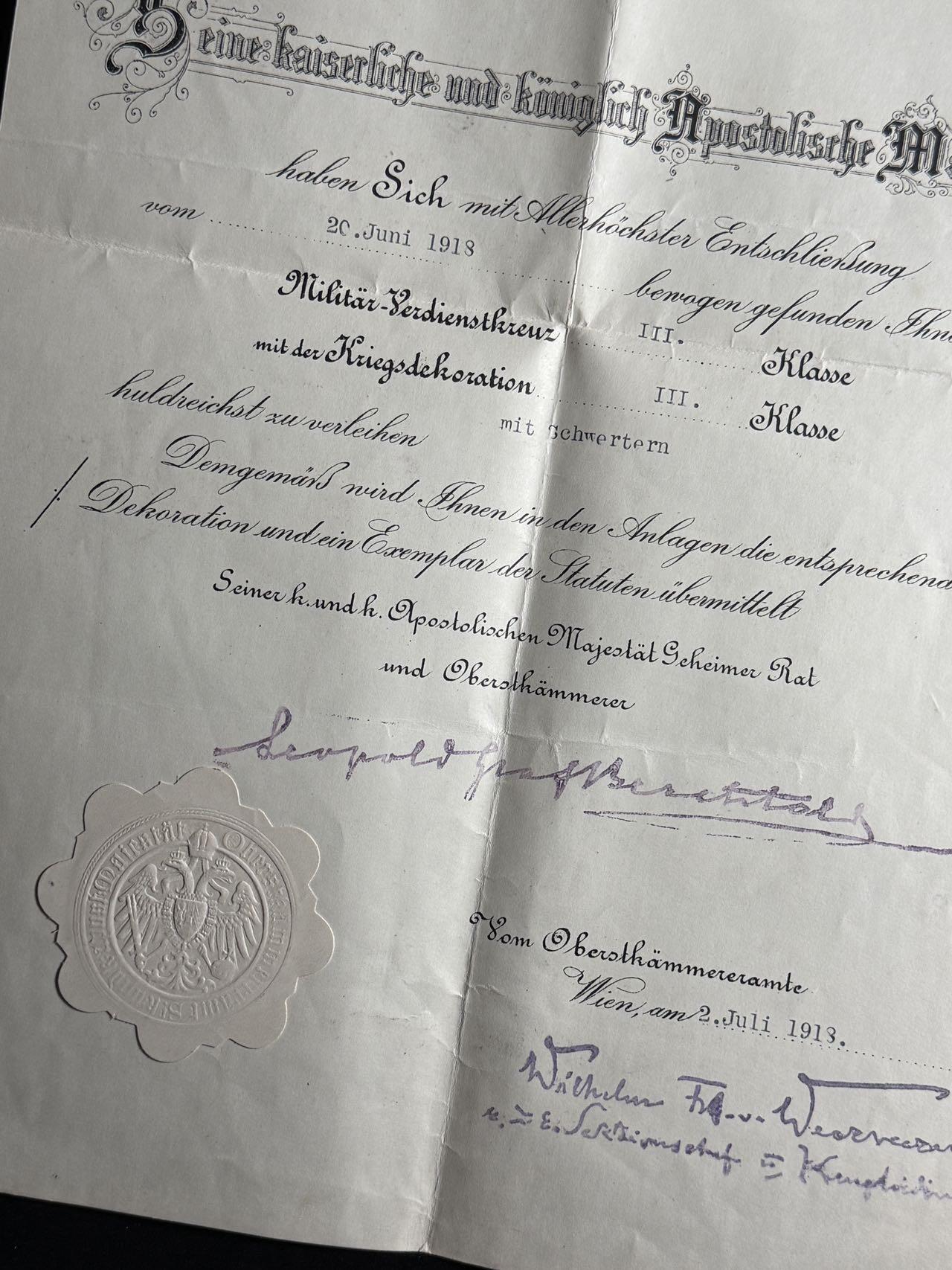 欢庆元旦！戎马世界章牌大赏第109期元旦大拍 奥匈帝国带剑三等军事功勋十字勋章证书，授予预备役上尉 Adalbert Tárnóczy，得主有照片，最终军衔为少校