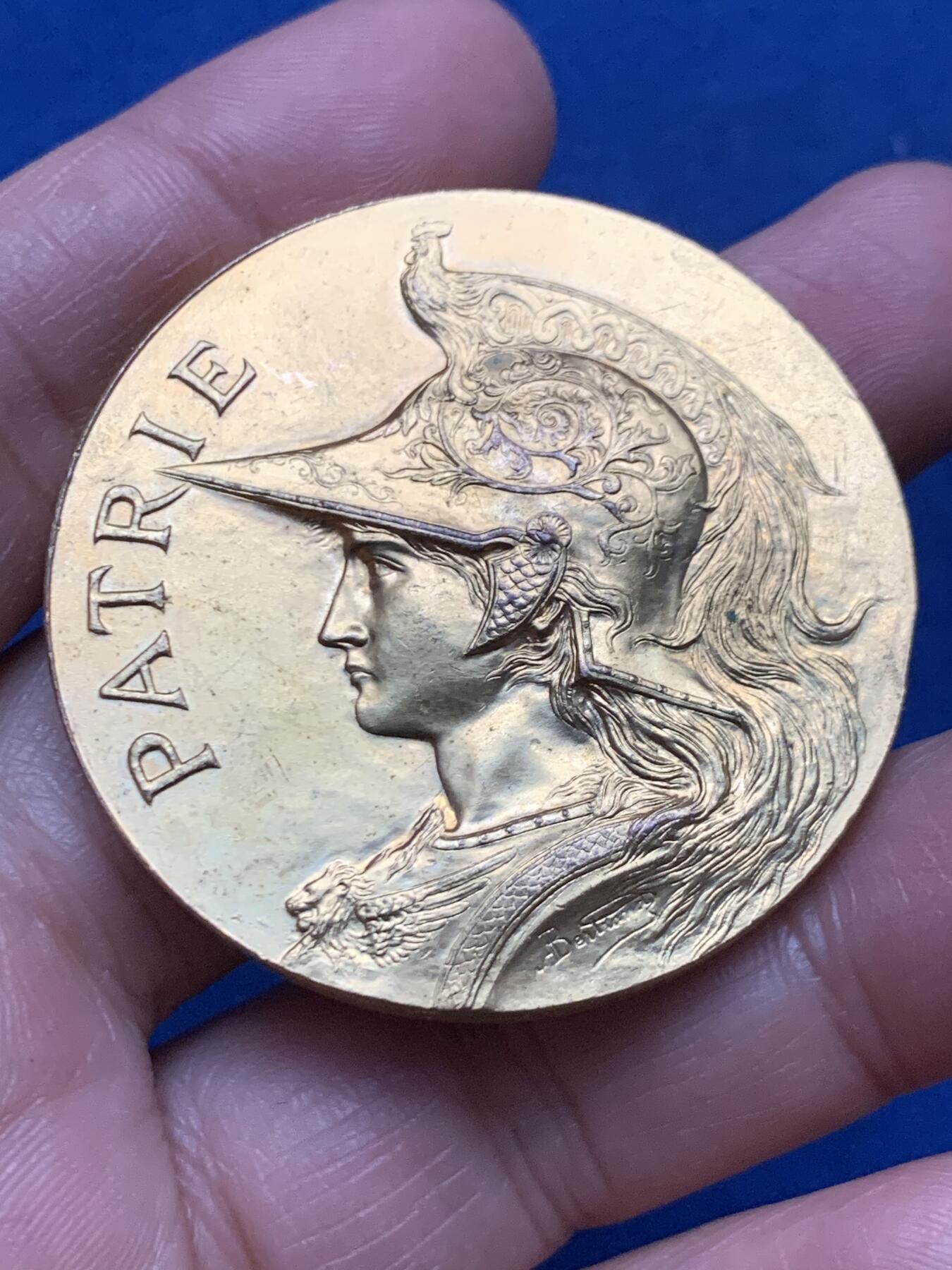 《竞宝斋》第450场 周日，周一，周二  3场连拍 （全场包邮，欢迎送拍） 马赛1896年世界博览会镀金铜章 43.2克 45.6mm 丰饶角铜标