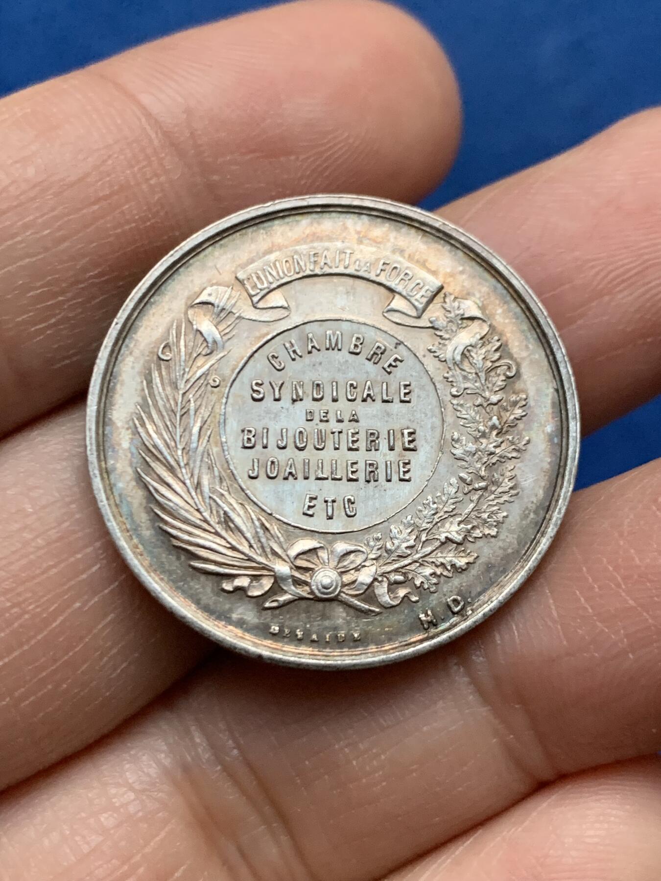 《竞宝斋》第450场 周日，周一，周二  3场连拍 （全场包邮，欢迎送拍） 法国19世纪全国珠宝首饰联盟纪念银章，正面双女神和蛇杖图案精美，蜜蜂AR边铭，29mm，9.8克。