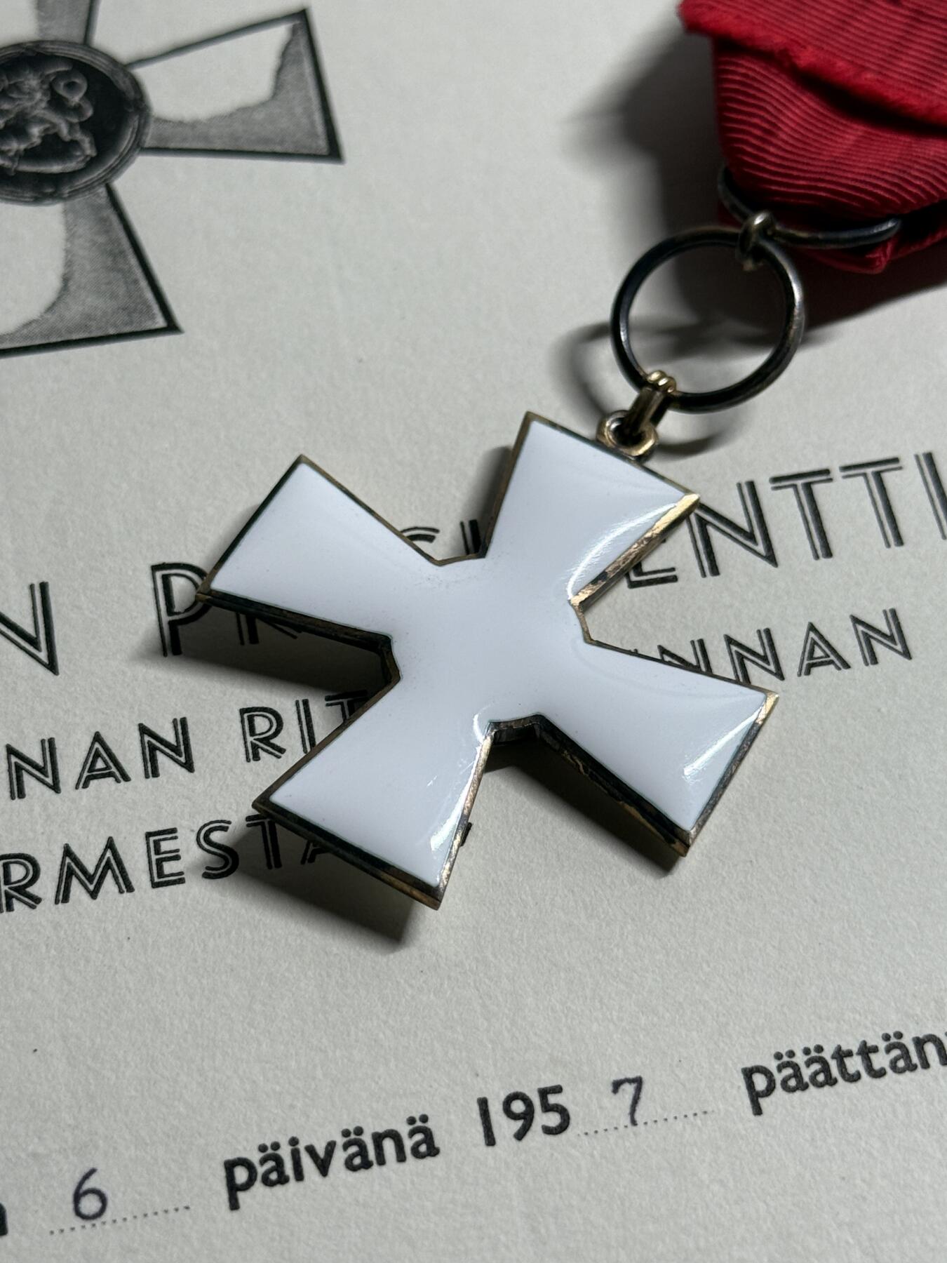 欢庆元旦！戎马世界章牌大赏第109期元旦大拍 芬兰骑士一级雄狮勋章，银制镀金 带证，授予女性教师 得主战时任准军事辅助人员（lotta)，带部分履历