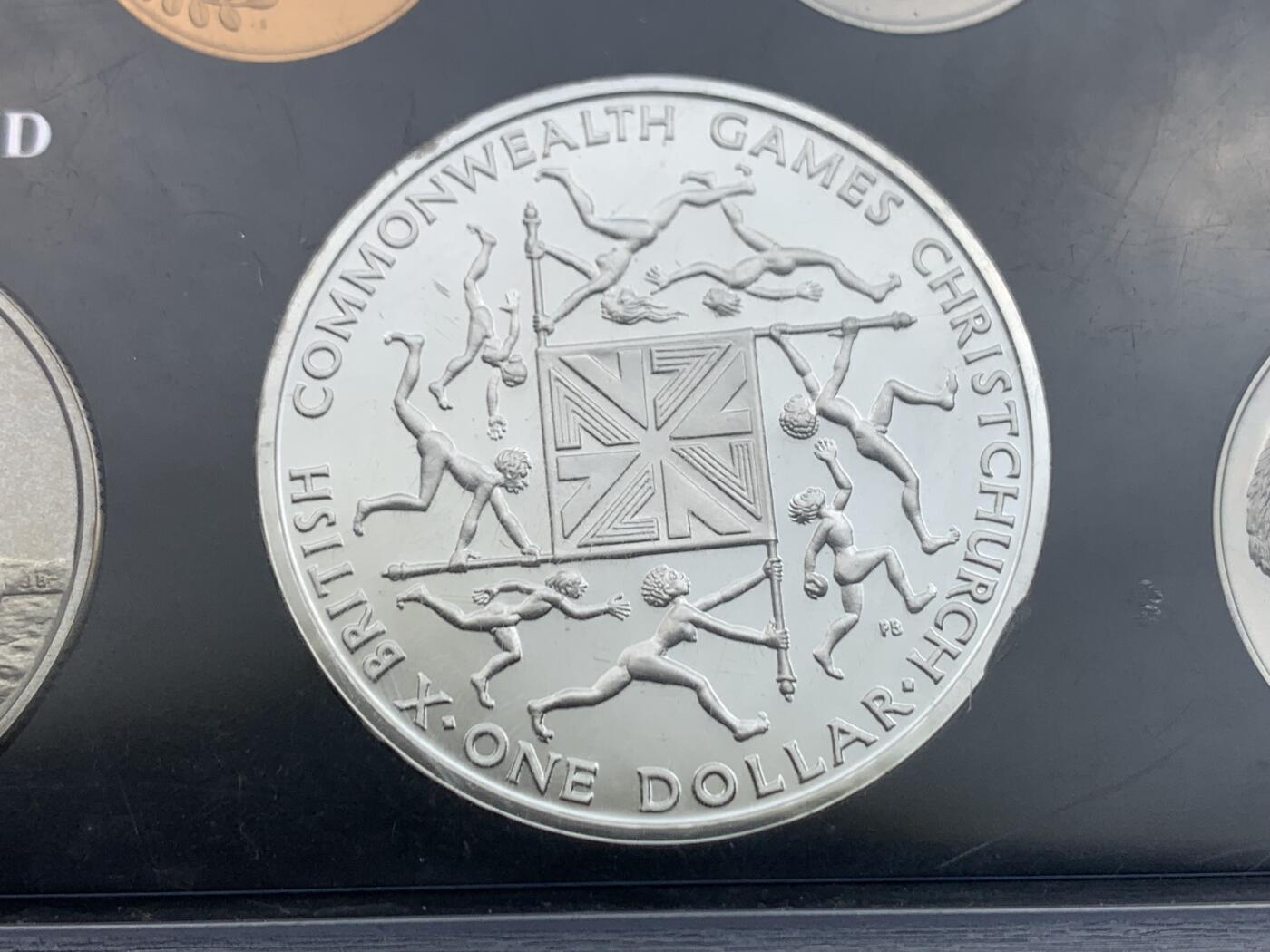 《竞宝斋》第450场 周日，周一，周二  3场连拍 （全场包邮，欢迎送拍） 新西兰1974年7枚装精制套币 其中一枚1元主币是银币（英联邦运动会 925银 28.2克）