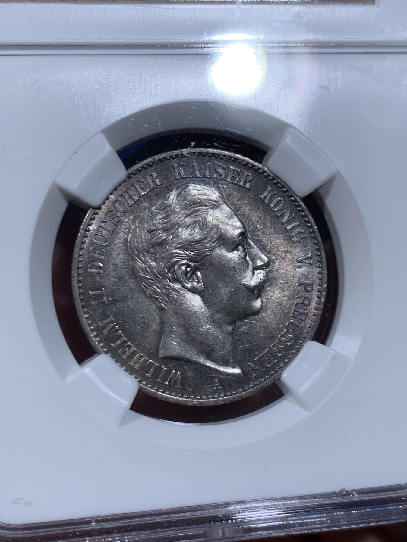 《竞宝斋》第450场 周日，周一，周二  3场连拍 （全场包邮，欢迎送拍） 亚军分 NGC MS63 德国 1899年 普鲁士 威廉二世 流通2马克银币，老N盒，青金彩，丝滑好状态。稀少的189x早期年份，亚军分，冠军也就64。同分2600成交