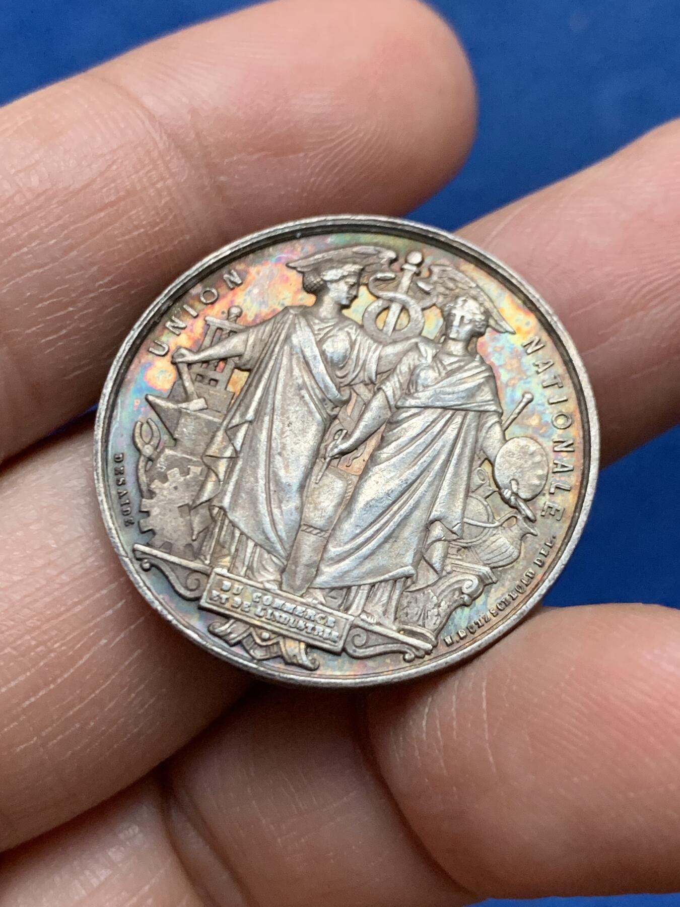 《竞宝斋》第450场 周日，周一，周二  3场连拍 （全场包邮，欢迎送拍） 法国19世纪全国珠宝首饰联盟纪念银章，正面双女神和蛇杖图案精美，蜜蜂AR边铭，29mm，9.8克。