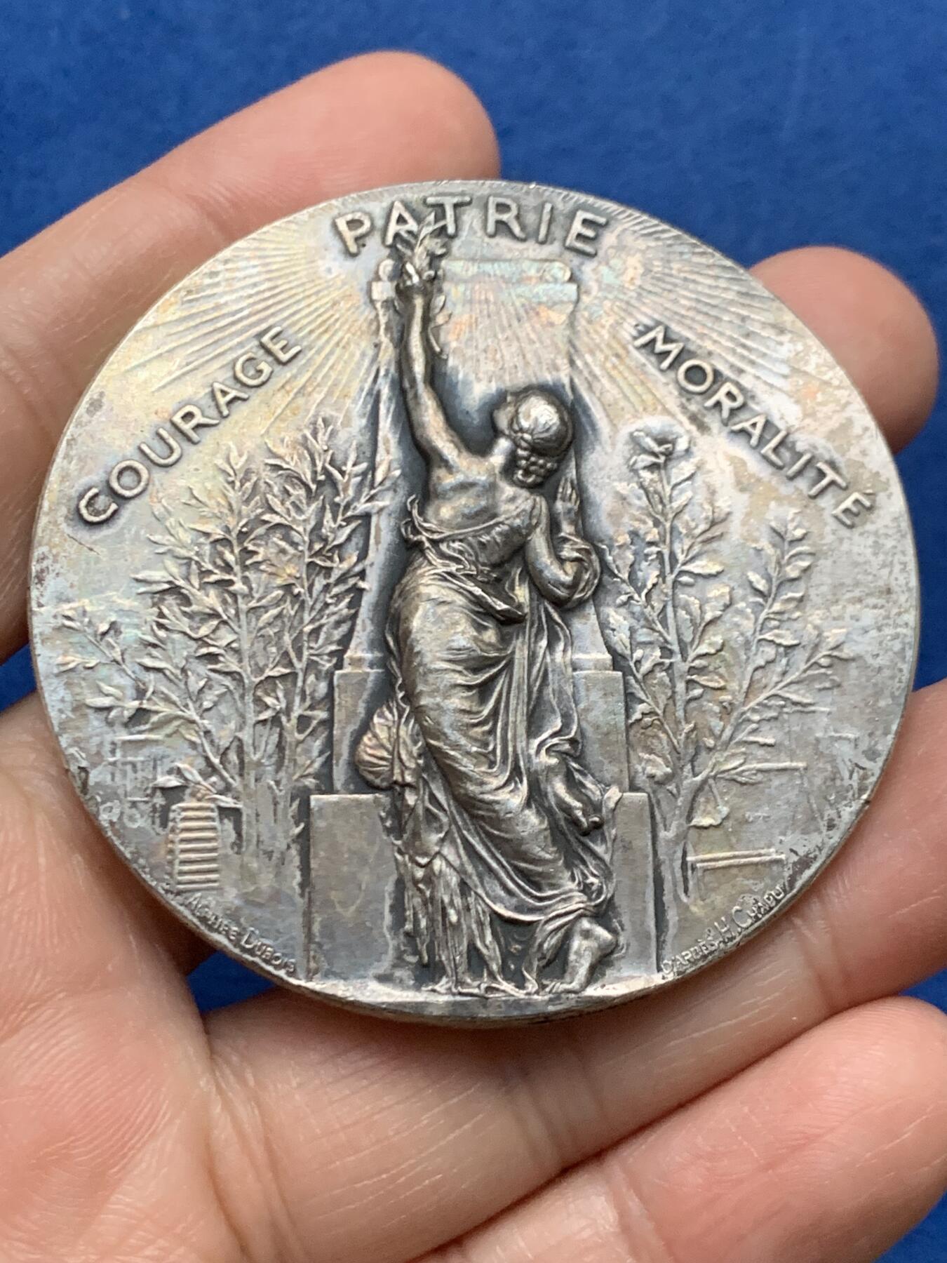 《竞宝斋》第450场 周日，周一，周二  3场连拍 （全场包邮，欢迎送拍） 法国体操协会纪念大银章 75.7克 57.5mm 丰饶角银标