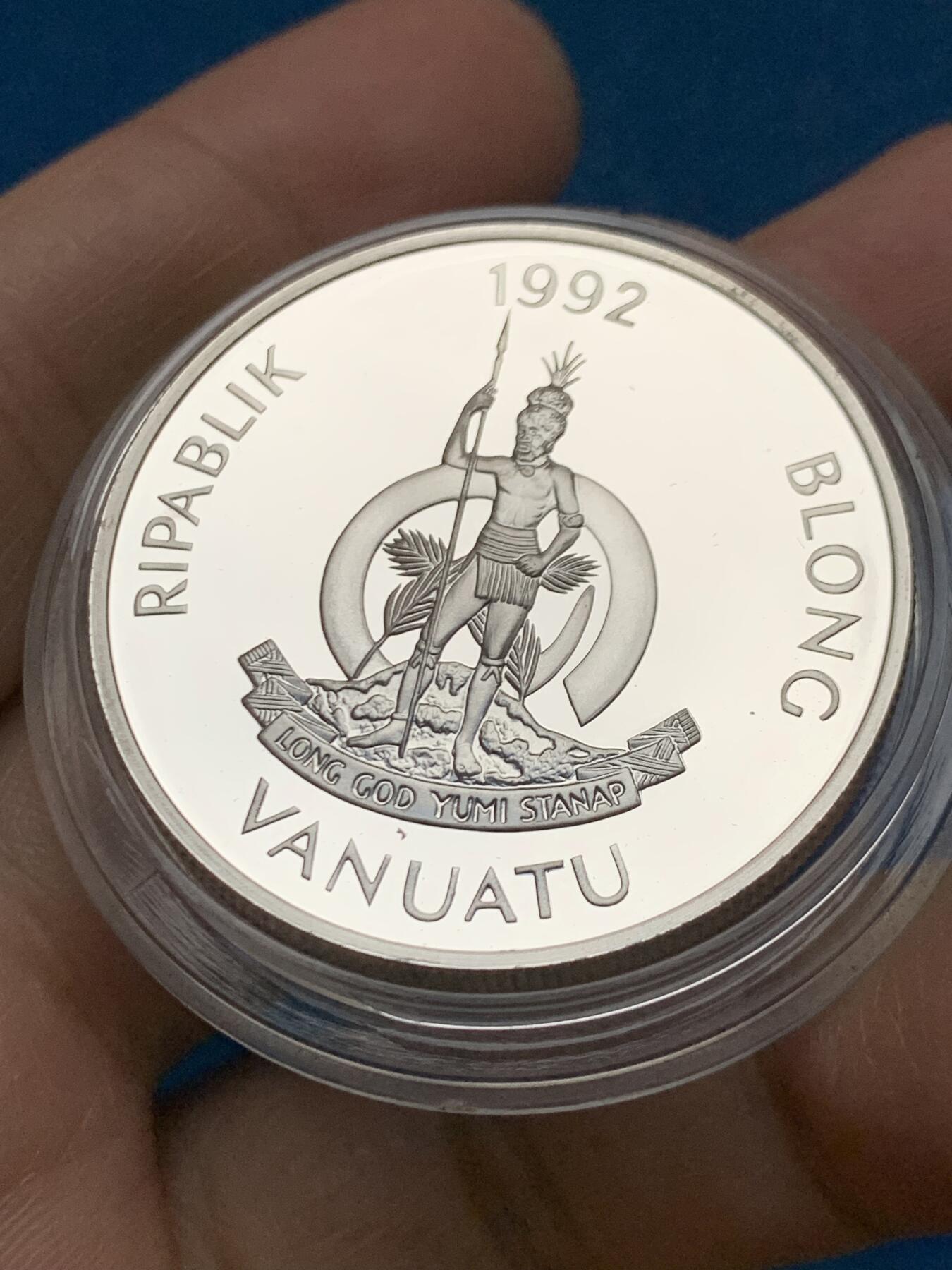 《竞宝斋》第450场 周日，周一，周二  3场连拍 （全场包邮，欢迎送拍） 瓦努阿图1992年巴塞罗那奥运会-50瓦图大银币 31.3g 925银