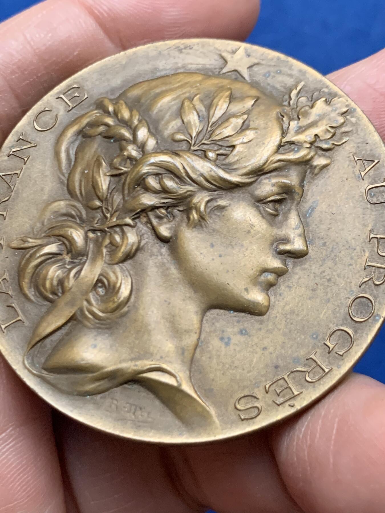 《竞宝斋》第450场 周日，周一，周二  3场连拍 （全场包邮，欢迎送拍） 法国进步鼓励协会铜章 女神侧像 三角边铭 54.65克 49.6mm