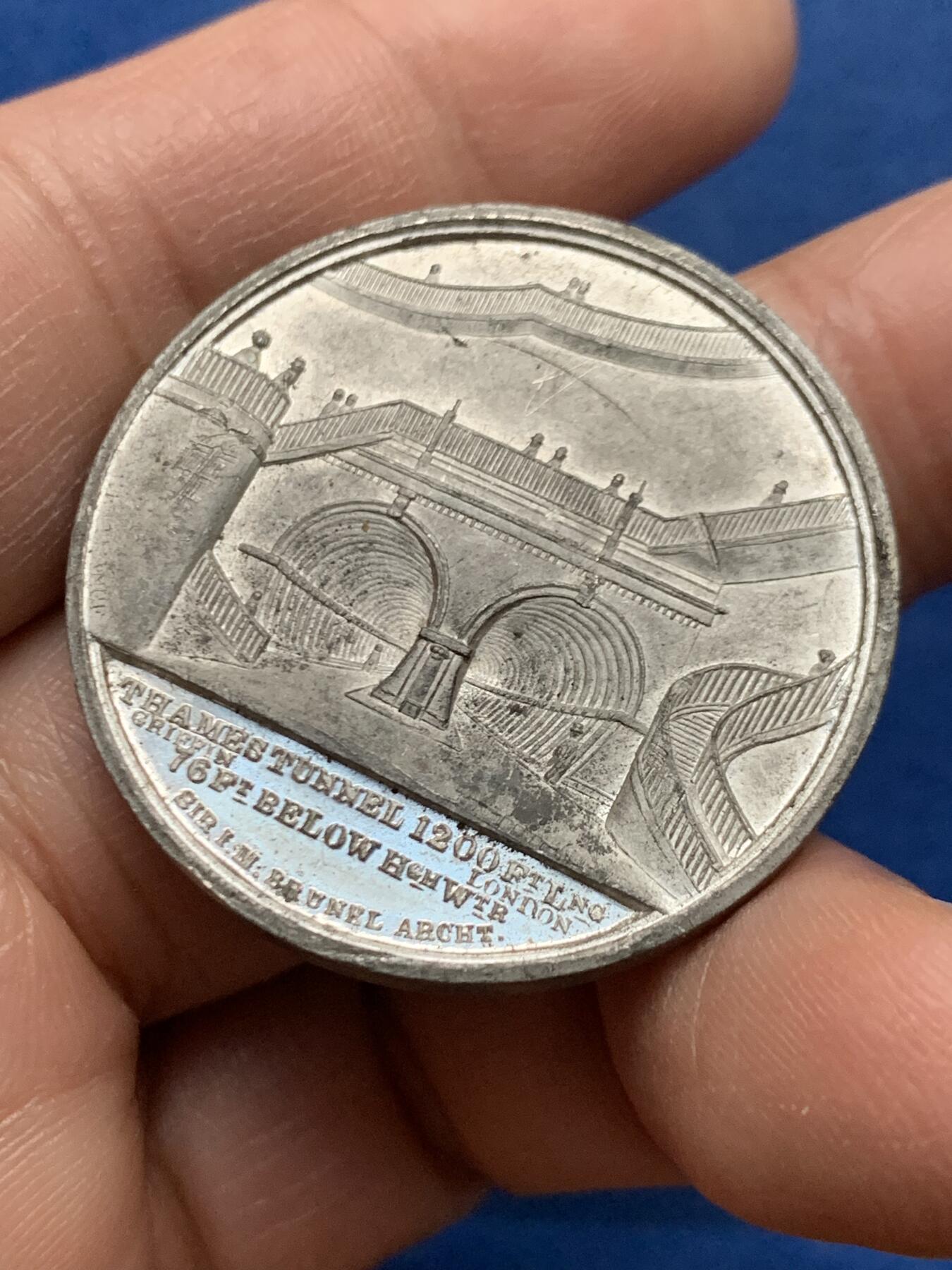 《竞宝斋》第450场 周日，周一，周二  3场连拍 （全场包邮，欢迎送拍） 英国1843年伦敦泰晤士河隧道通车纪念锌章 14.3克 35.9mm