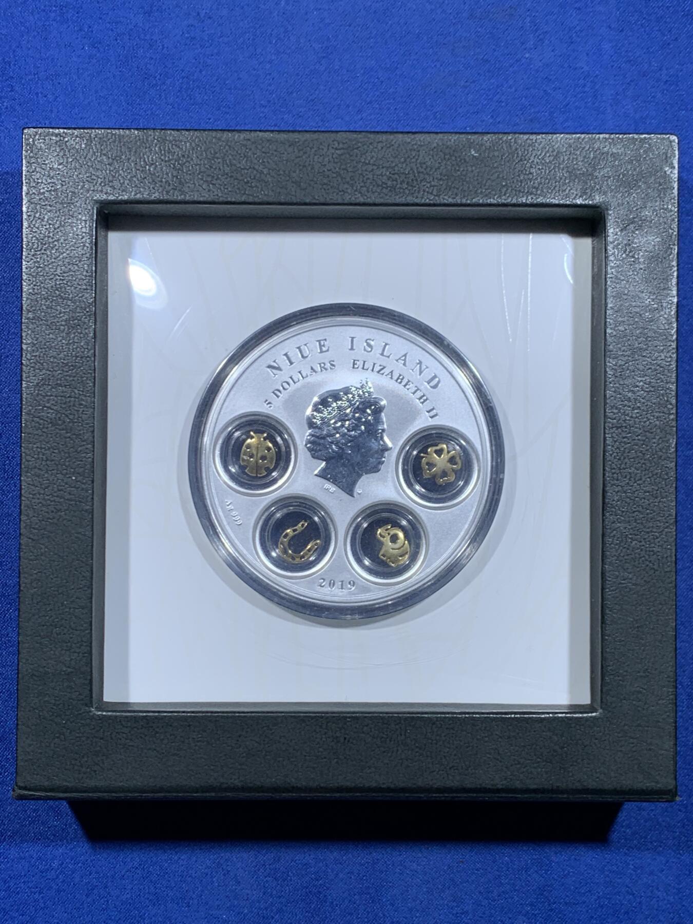 《竞宝斋》第450场 周日，周一，周二  3场连拍 （全场包邮，欢迎送拍） 纽埃2019年5元精制彩色镶嵌银币 幸运符 77.5克999银 盒证全 发行量500枚