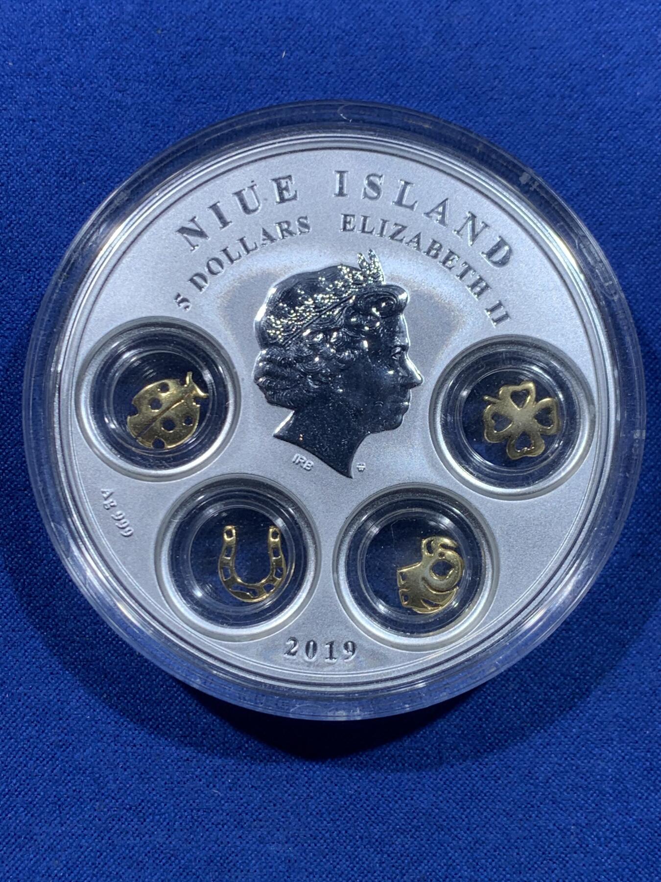 《竞宝斋》第450场 周日，周一，周二  3场连拍 （全场包邮，欢迎送拍） 纽埃2019年5元精制彩色镶嵌银币 幸运符 77.5克999银 盒证全 发行量500枚