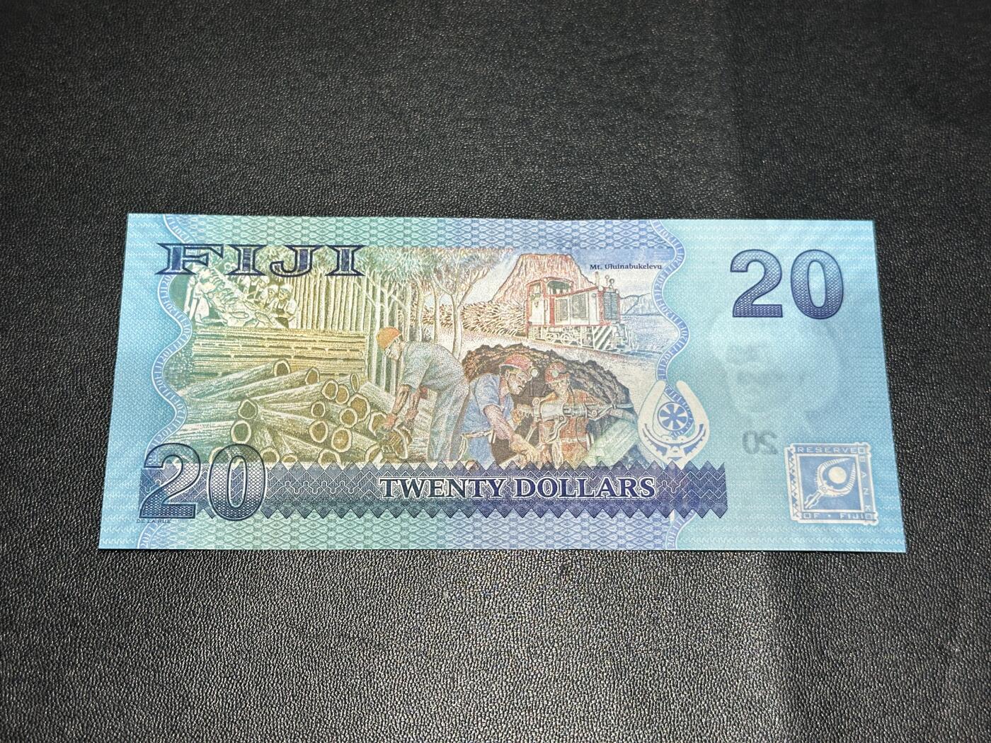 《外钞收藏家》第五百九十六期（精品大拍场）（本平台长期征集拍品、欢迎藏友们联系合作）  2013年版 斐济20元纸币 ffz补号 全新UNC 