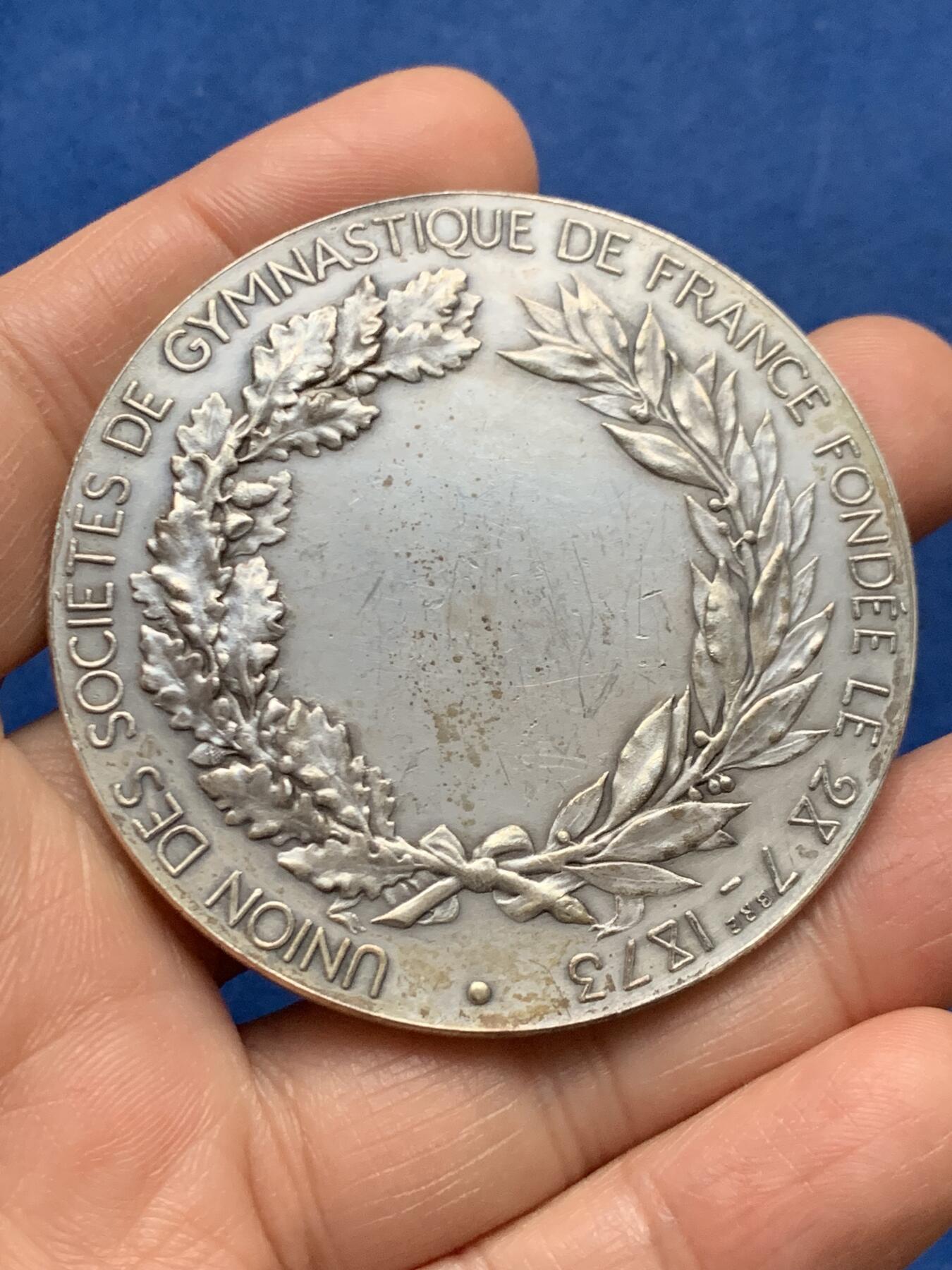 《竞宝斋》第450场 周日，周一，周二  3场连拍 （全场包邮，欢迎送拍） 法国体操协会纪念大银章 75.7克 57.5mm 丰饶角银标