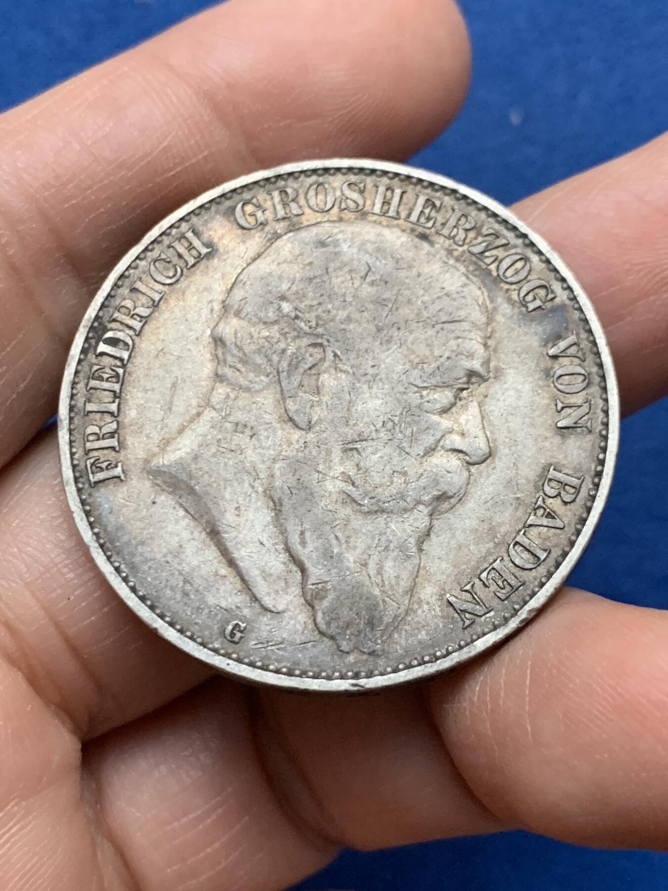 《竞宝斋》第450场 周日，周一，周二  3场连拍 （全场包邮，欢迎送拍） 德国1903年巴登5马克银币，正面大公弗里德里希一世侧像。原味包浆，边铭深打。