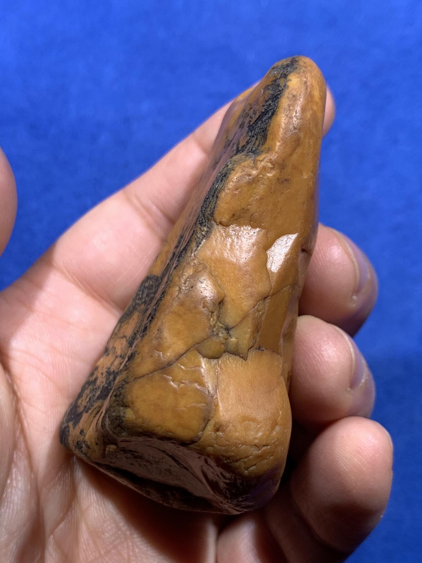 《竞宝斋》第450场 周日，周一，周二  3场连拍 （全场包邮，欢迎送拍） 黄蜡石石雕《鹿鸣见山》尺寸约69*54*27mm，重152.55克，质地很好，油性大，背面的褶皱非常好玩，可做手把件，也可以做摆件，黄蜡石玉化得非常好，打灯可见玉质细腻，画面中元素丰富，场景引人入胜