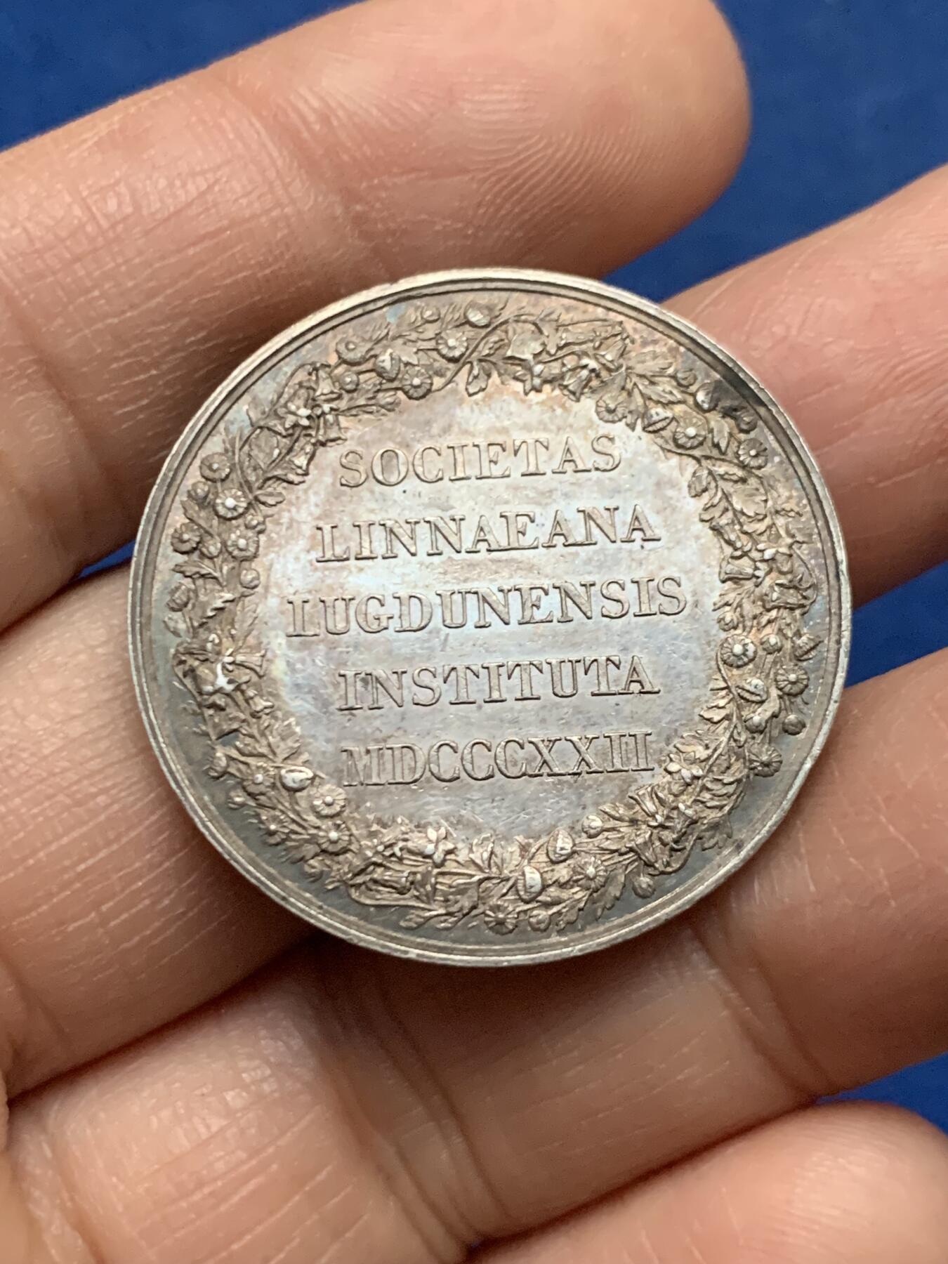 《竞宝斋》第450场 周日，周一，周二  3场连拍 （全场包邮，欢迎送拍） 林奈学会莱顿分会成立纪念银章 卡尔林奈 现代生物分类学之父 15.25克 32mm