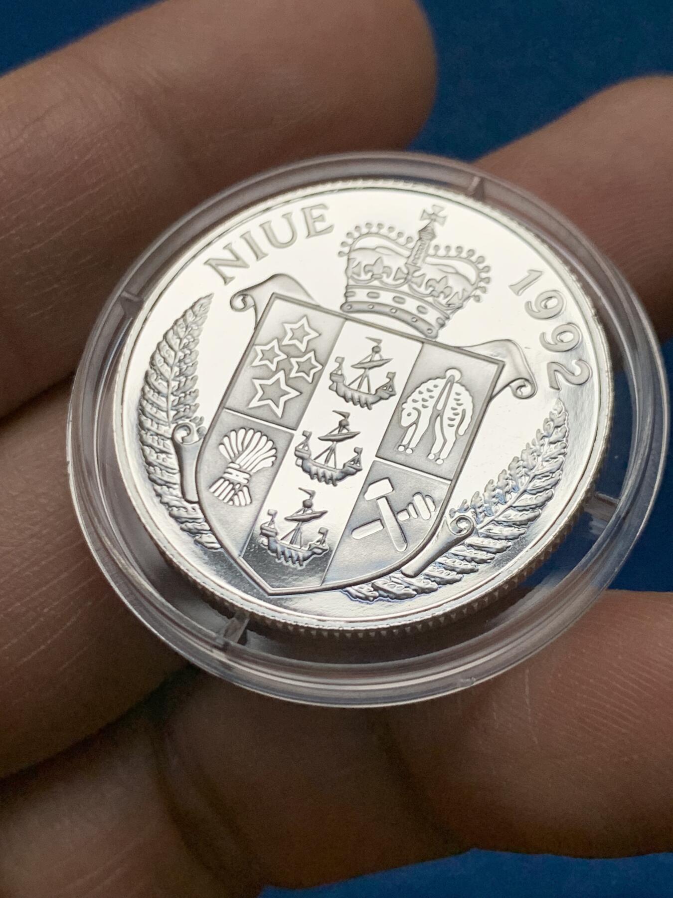 《竞宝斋》第450场 周日，周一，周二  3场连拍 （全场包邮，欢迎送拍） 纽埃1992年邦蒂号5元精制小银币 500银 9.9克