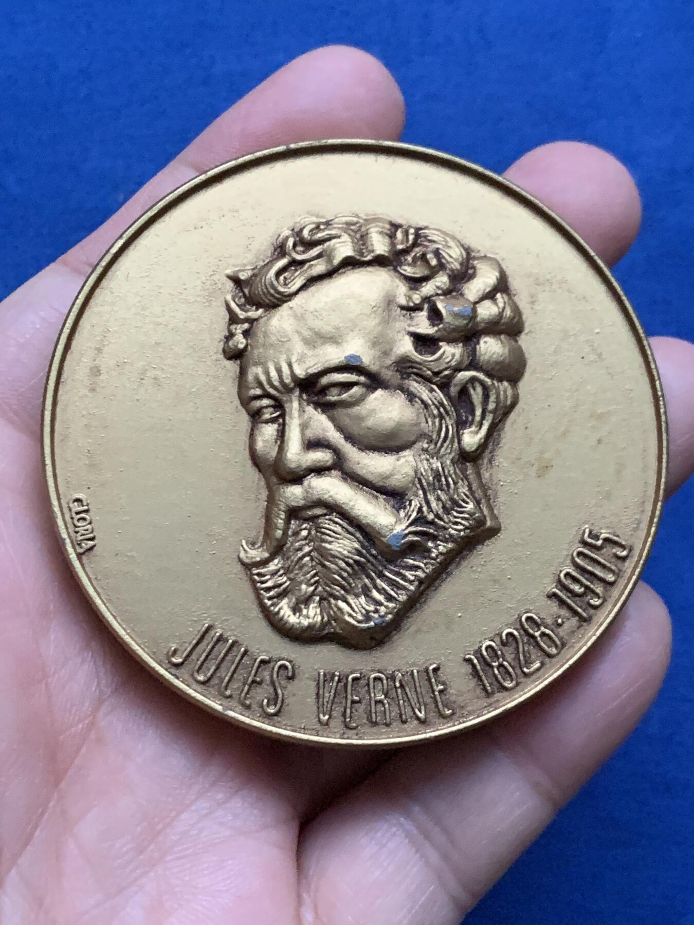 《竞宝斋》第450场 周日，周一，周二  3场连拍 （全场包邮，欢迎送拍） 法国儒勒·凡尔纳纪念镀金铜章 152克 66.5mm 带盒