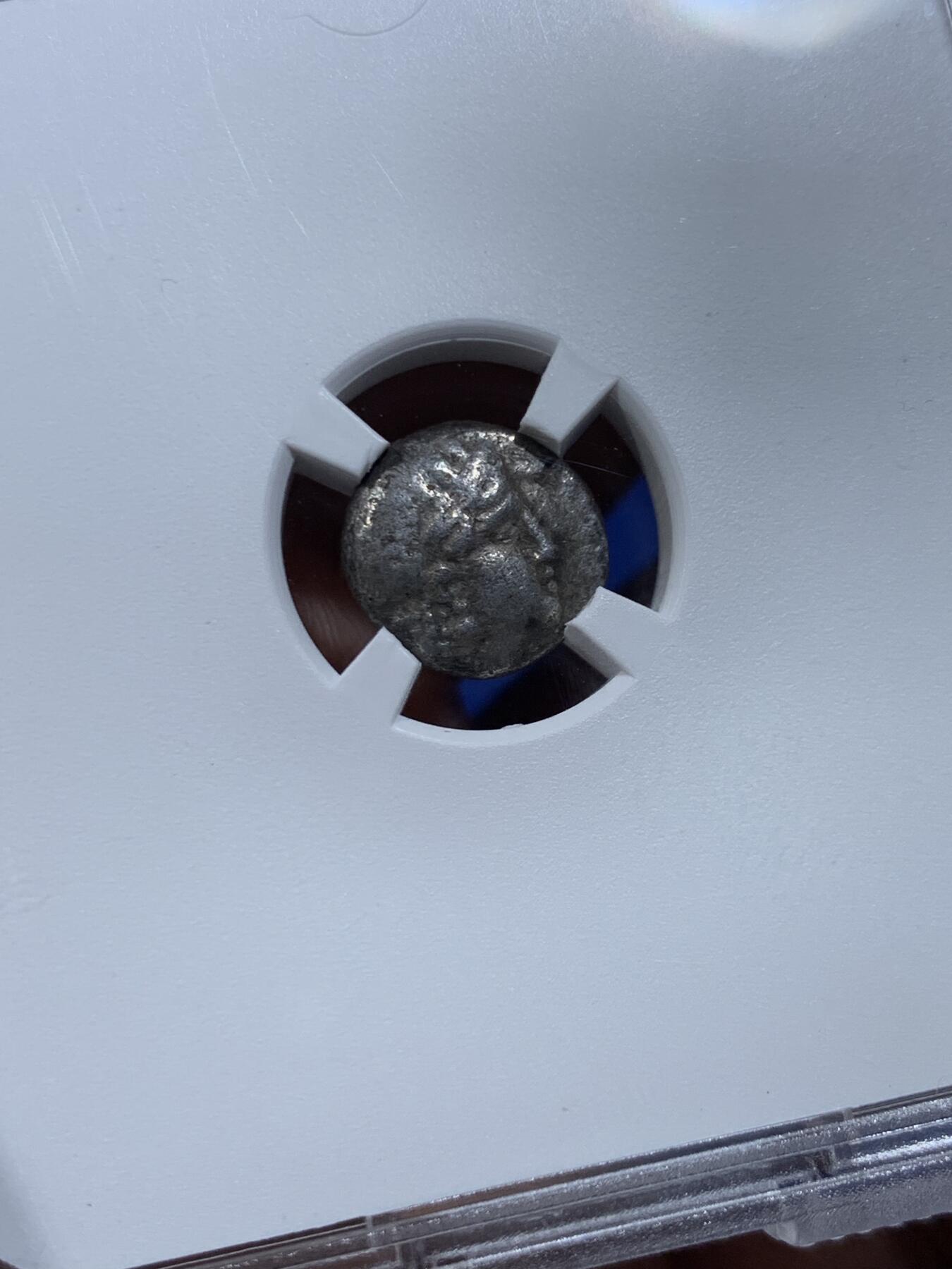 《竞宝斋》第450场 周日，周一，周二  3场连拍 （全场包邮，欢迎送拍） TQG VF 巴克特里亚 公元前325-294年 仿雅典城邦猫头鹰银币 非常有意思的品种 正反面打制图案清晰可见 东西方文化交流的见证