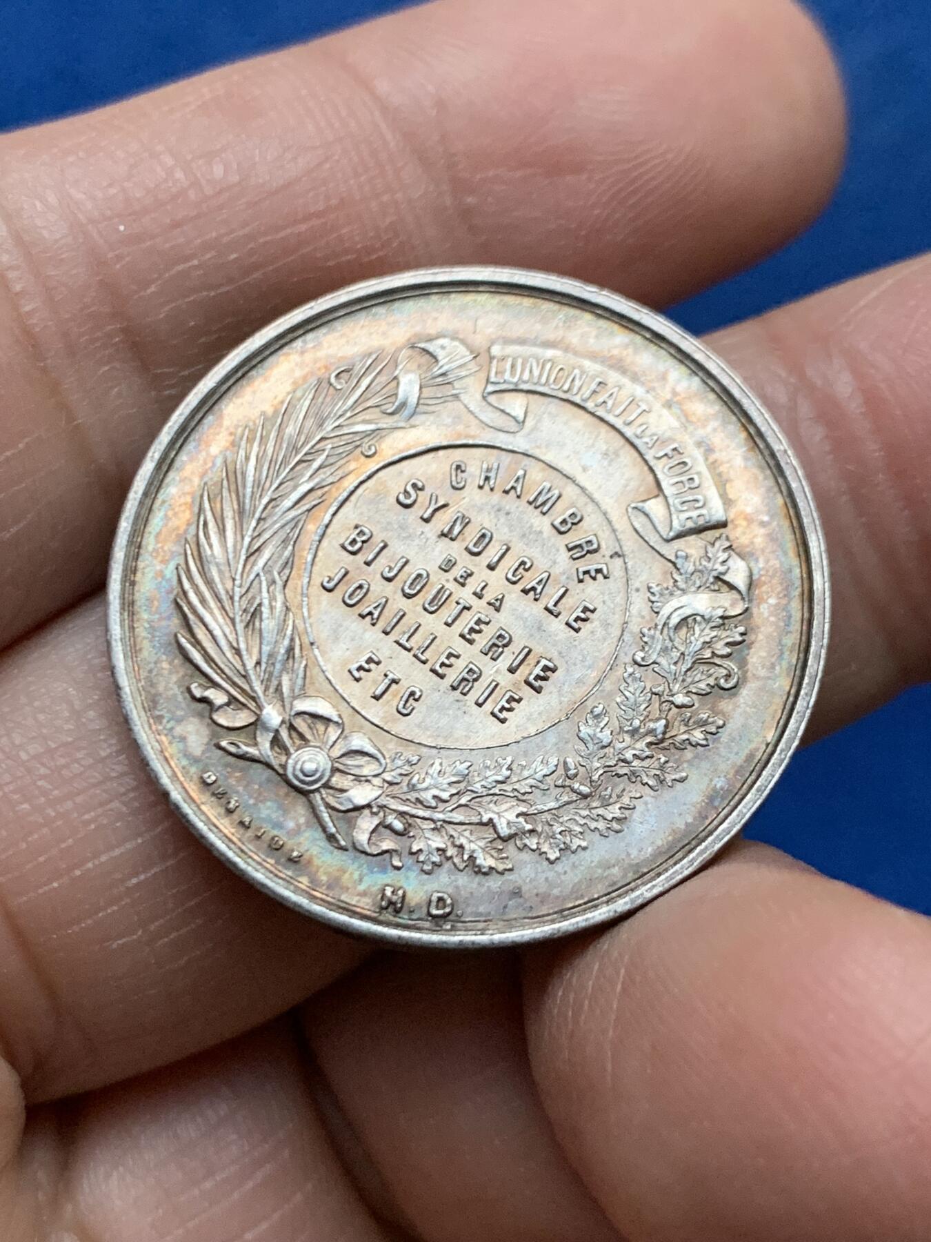 《竞宝斋》第450场 周日，周一，周二  3场连拍 （全场包邮，欢迎送拍） 法国19世纪全国珠宝首饰联盟纪念银章，正面双女神和蛇杖图案精美，蜜蜂AR边铭，29mm，9.8克。