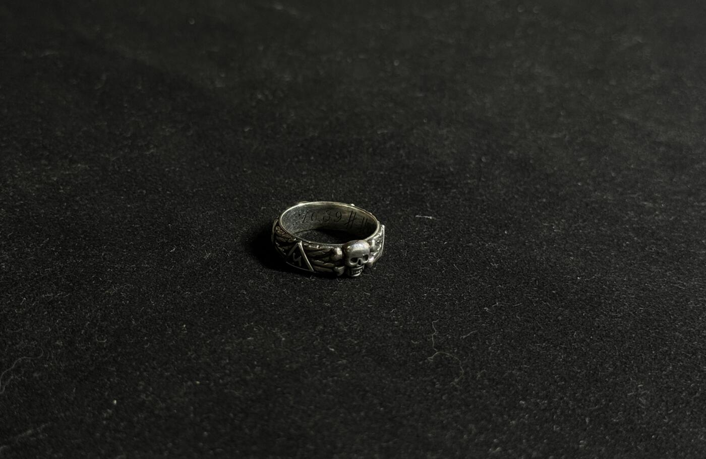 欢庆元旦！戎马世界章牌大赏第109期元旦大拍 德国二战荣誉骷髅戒指，银制复刻