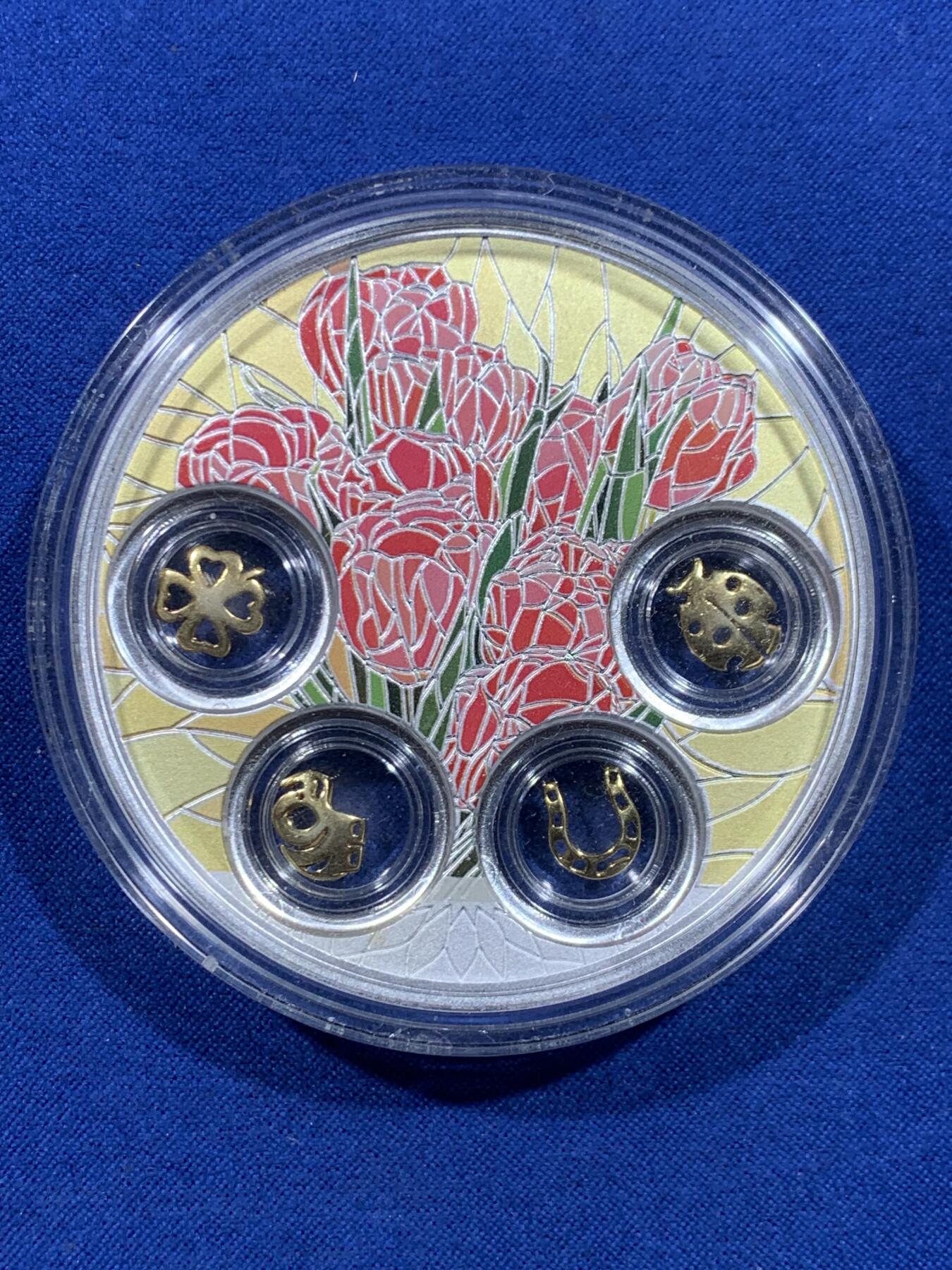 《竞宝斋》第450场 周日，周一，周二  3场连拍 （全场包邮，欢迎送拍） 纽埃2019年5元精制彩色镶嵌银币 幸运符 77.5克999银 盒证全 发行量500枚